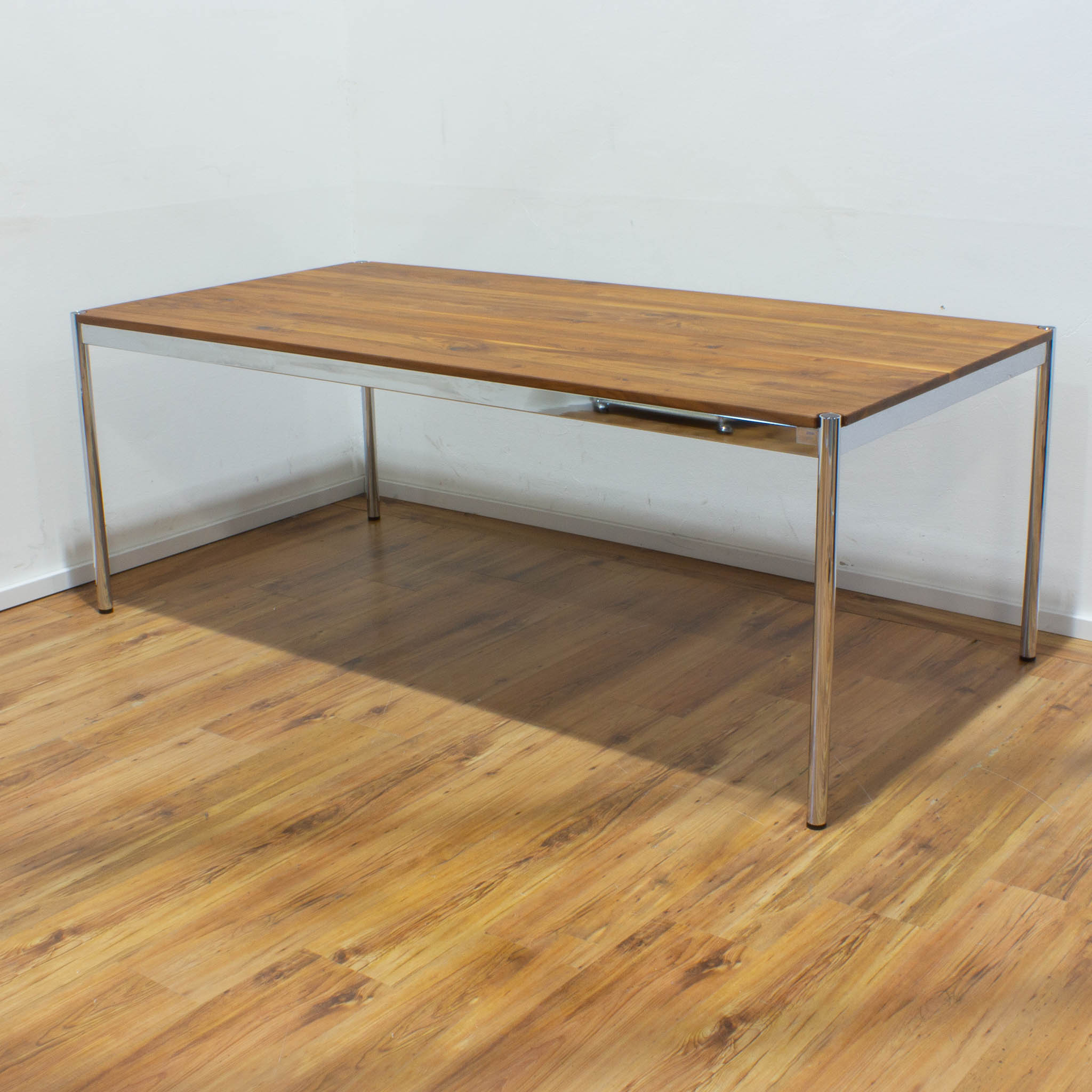 USM Haller Schreibtisch - Tischplatte Nussbaum - 200 x 100 cm