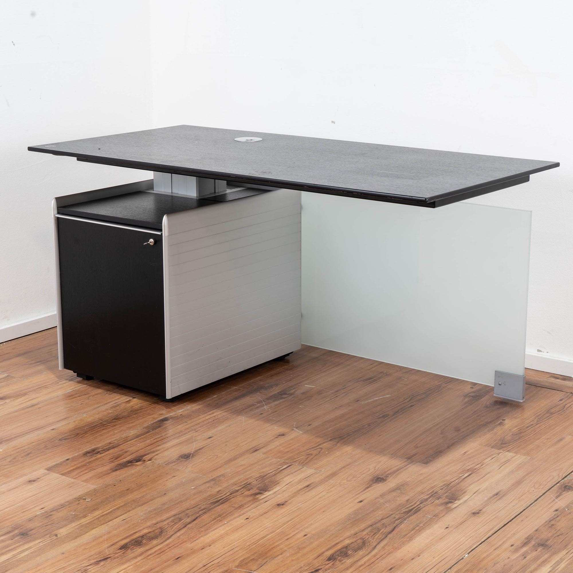 Bene E-Schreibtisch mit Container Esche-Aluminium mit Glasrückwand 