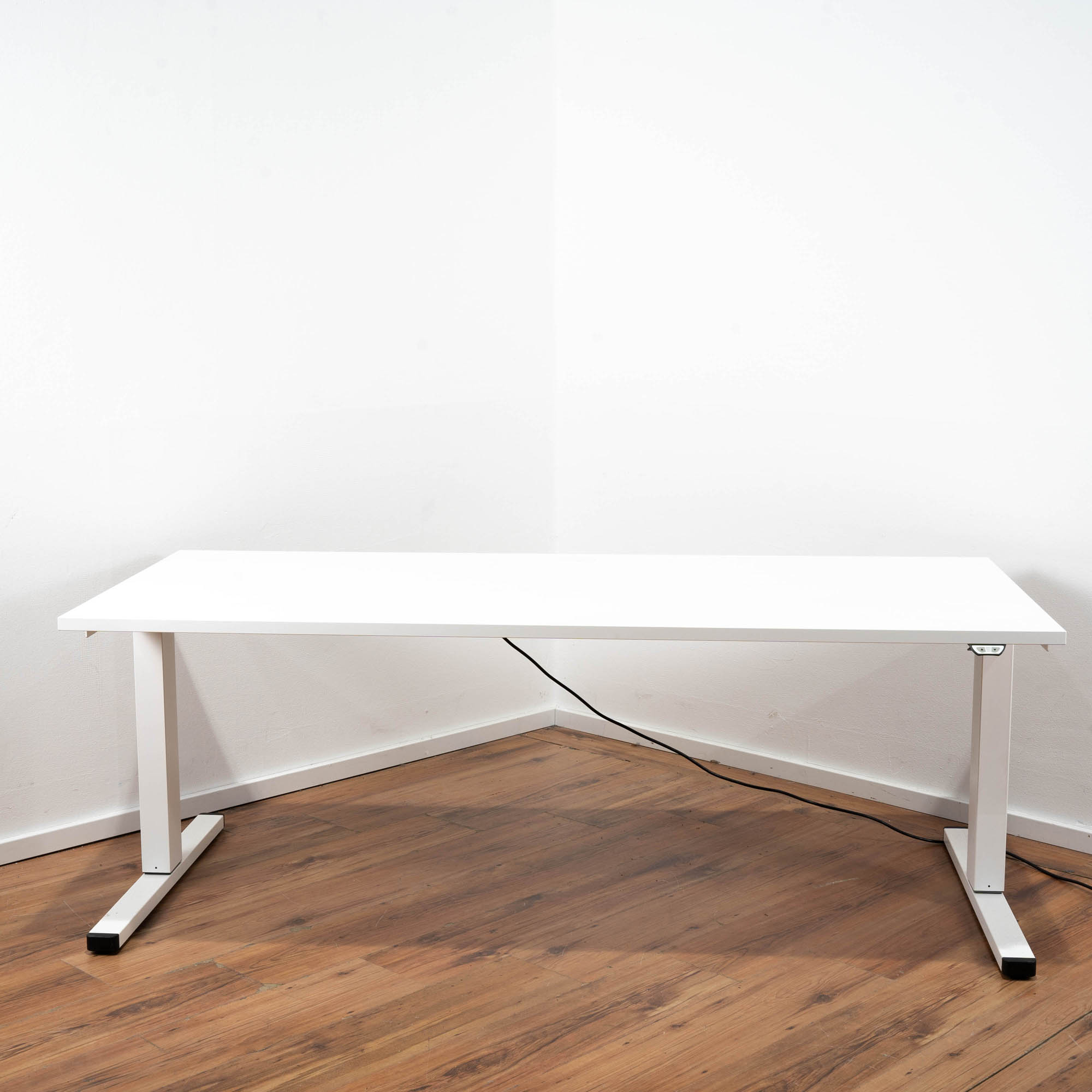 E-Schreibtisch 180 cm x 80 cm - weiß mit Kabelauslass 
