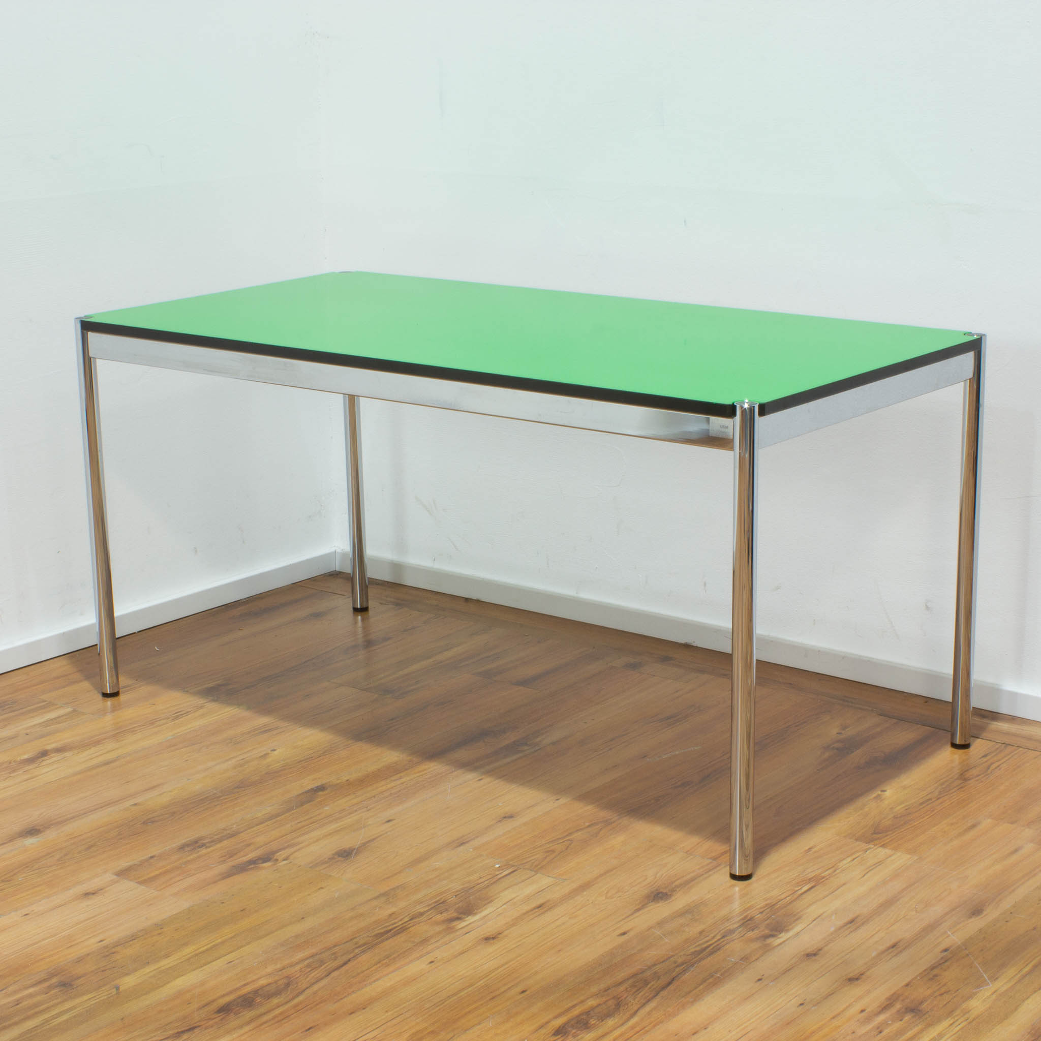 USM Haller Schreibtisch - Tischplatte grün mit schwarzer Umleimung - gebraucht - 150 x 75 cm