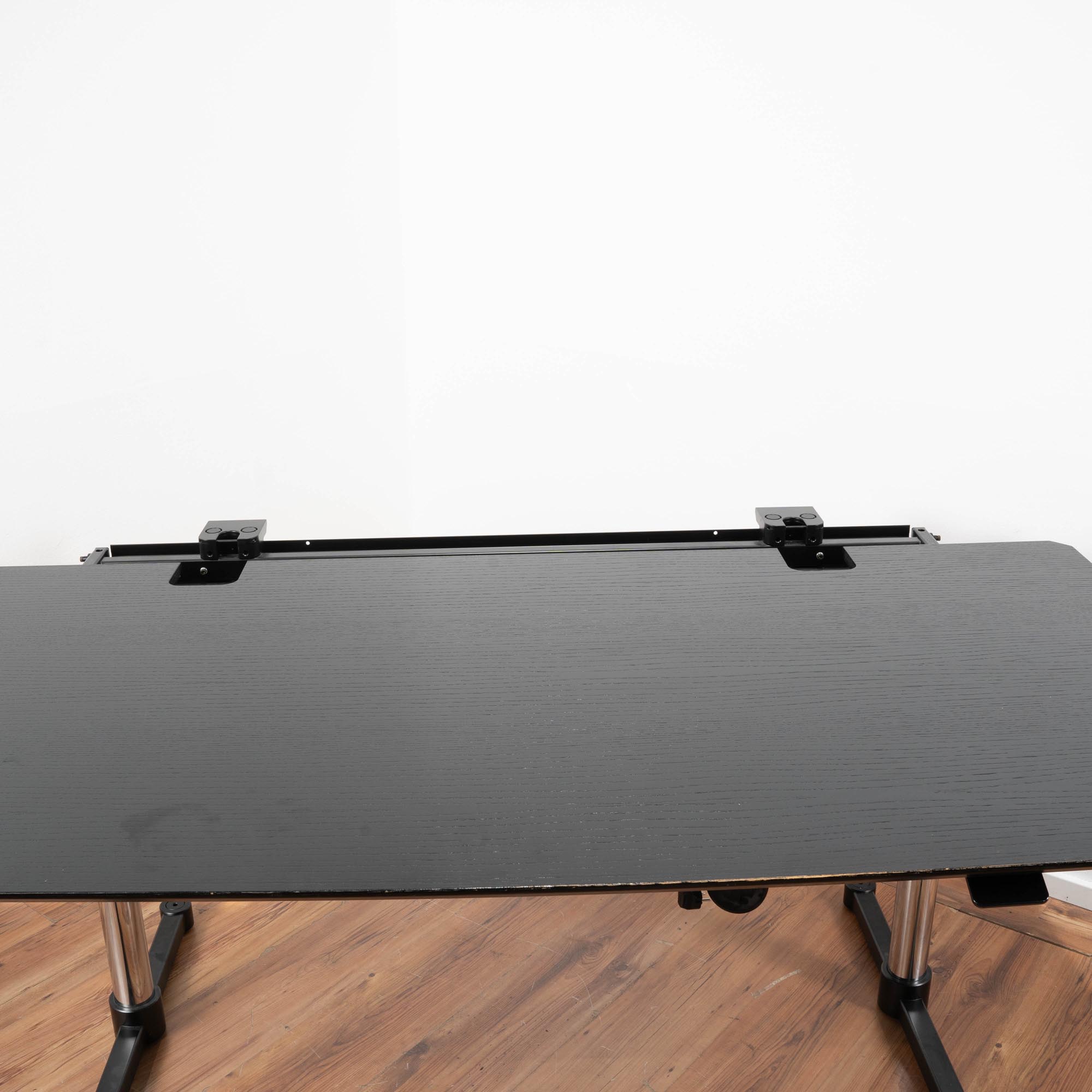USM Kitos M Schreibtisch schwarz mit Chromgestell - hydraulisch höhenverstellbar - Kabelkanal
