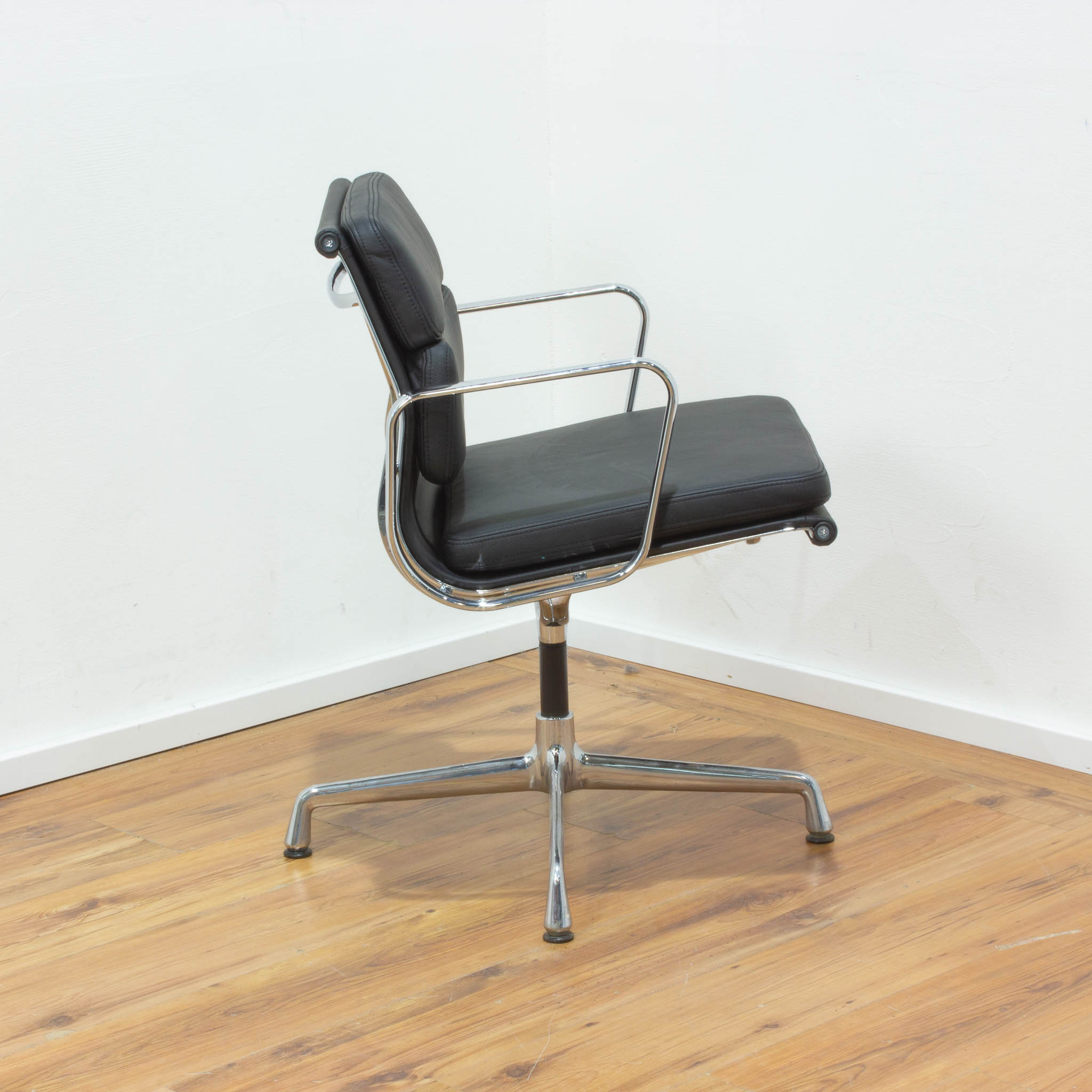 Vitra Soft Pad Chair EA208 - Konferenzstuhl - Leder schwarz