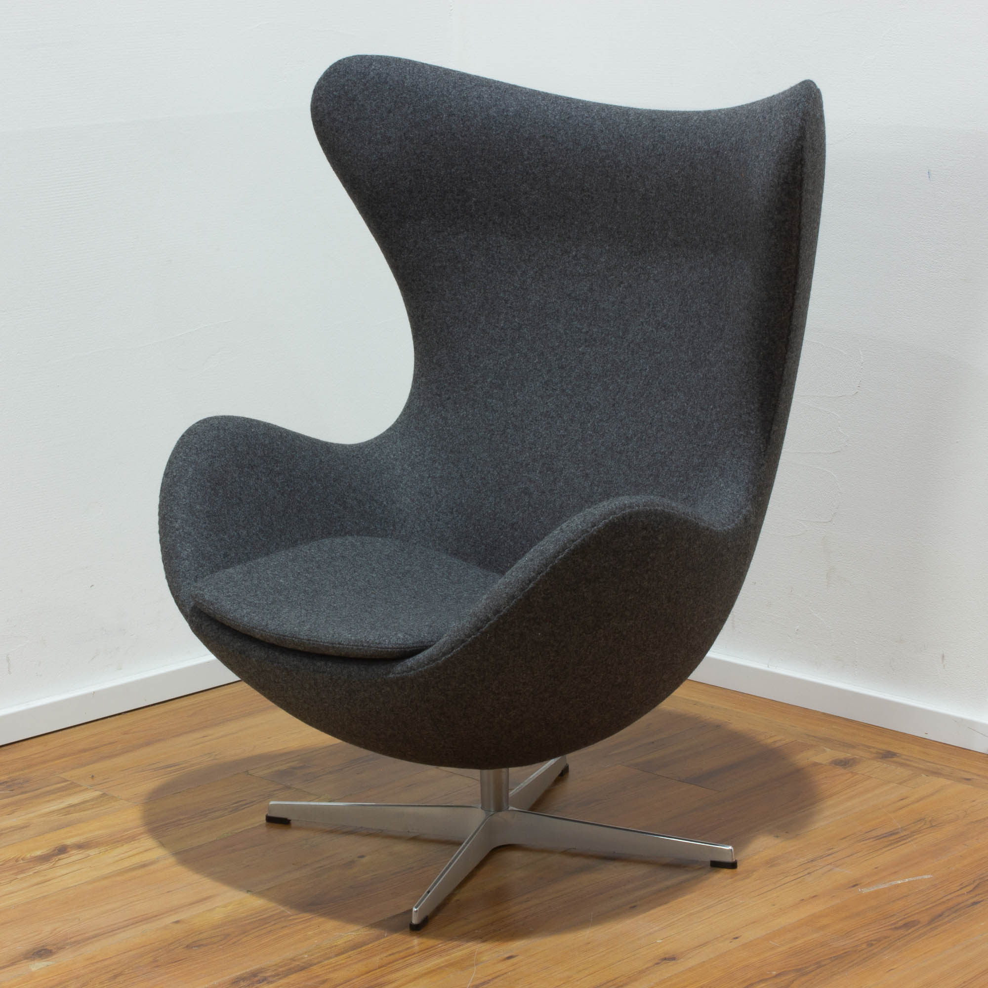 Fritz Hansen Egg Chair - Polster grau - original by Arne Jacobsen