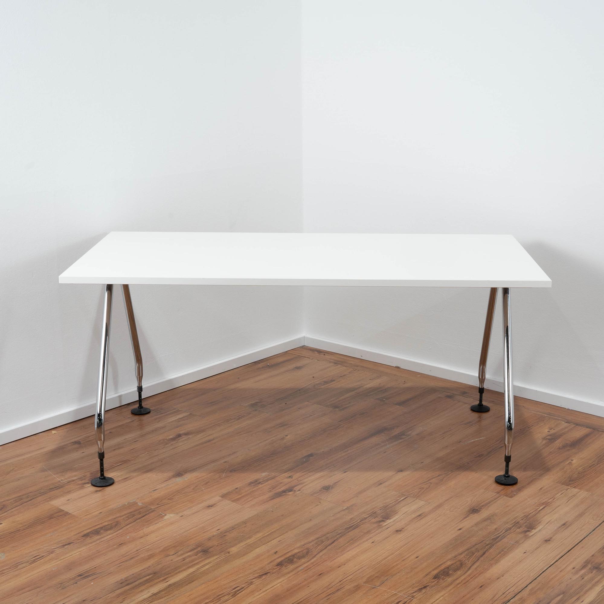 Vitra Schreibtisch - Platte weiß - 4-Fuß Gestell - höhenverstellbar an den Füßen