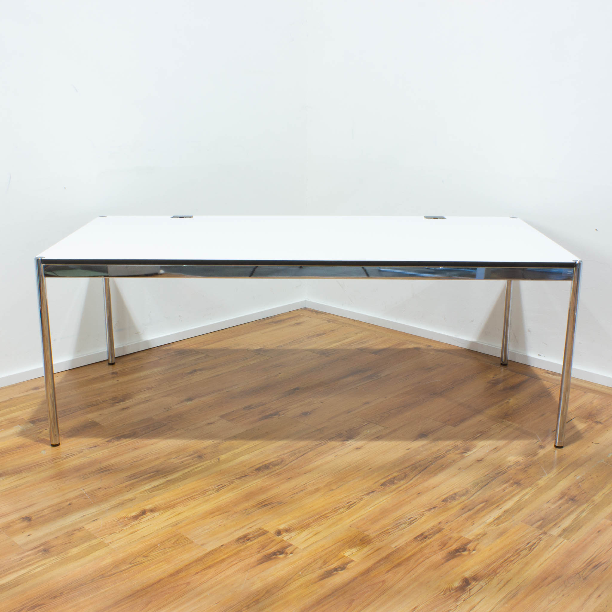 USM Haller Schreibtisch plus - Tischplatte weiß mit Kabeldurchlass - gebraucht - 200 x 100 cm 