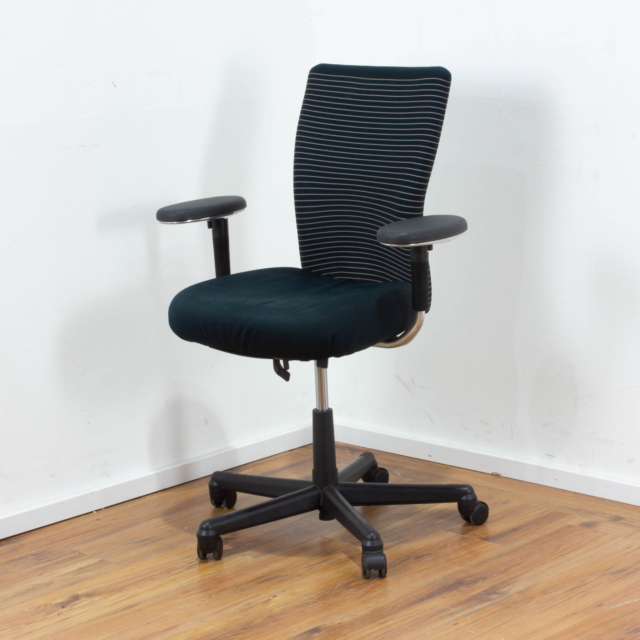 Vitra Bürodrehstuhl "T-Chair" - Stoff in schwarz - Gestell schwarz