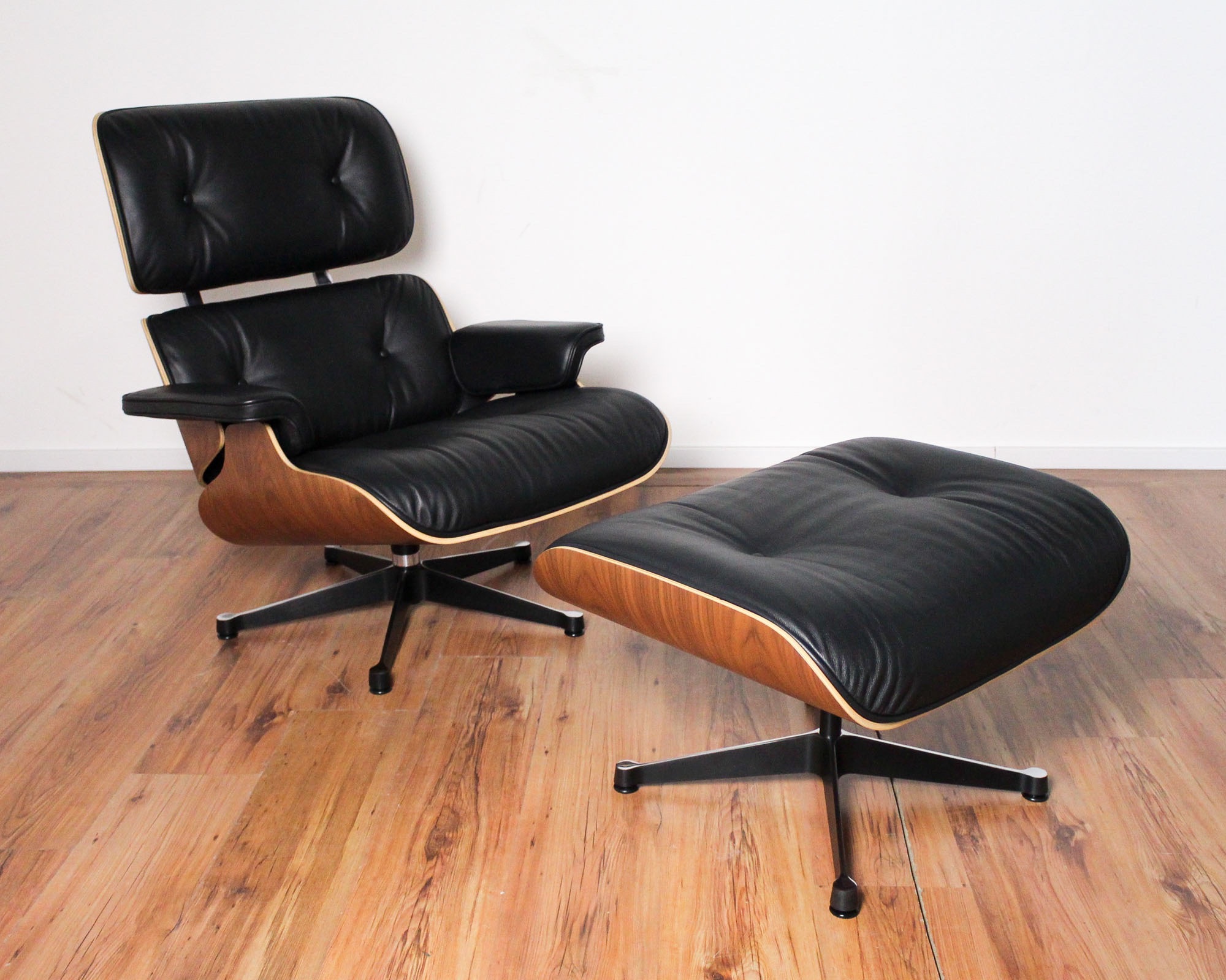 Vitra Lounge Chair - Leder schwarz - Schale Nussbaum pigmentiert + Ottomane - Sonderangebot