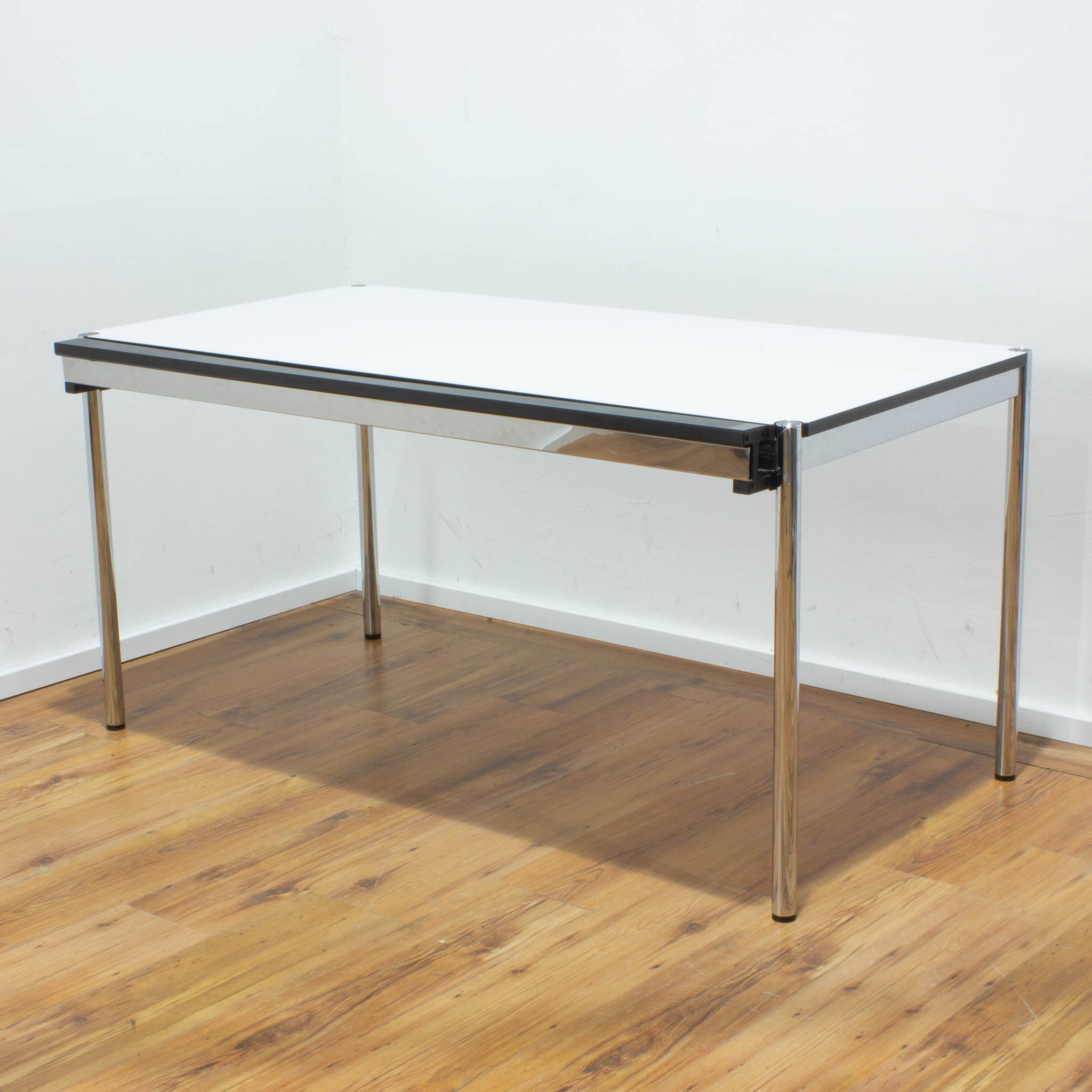  USM Haller Schreibtisch - Tischplatte weiß mit Kabelkanal an der Seite - gebraucht - 150 x 75 cm