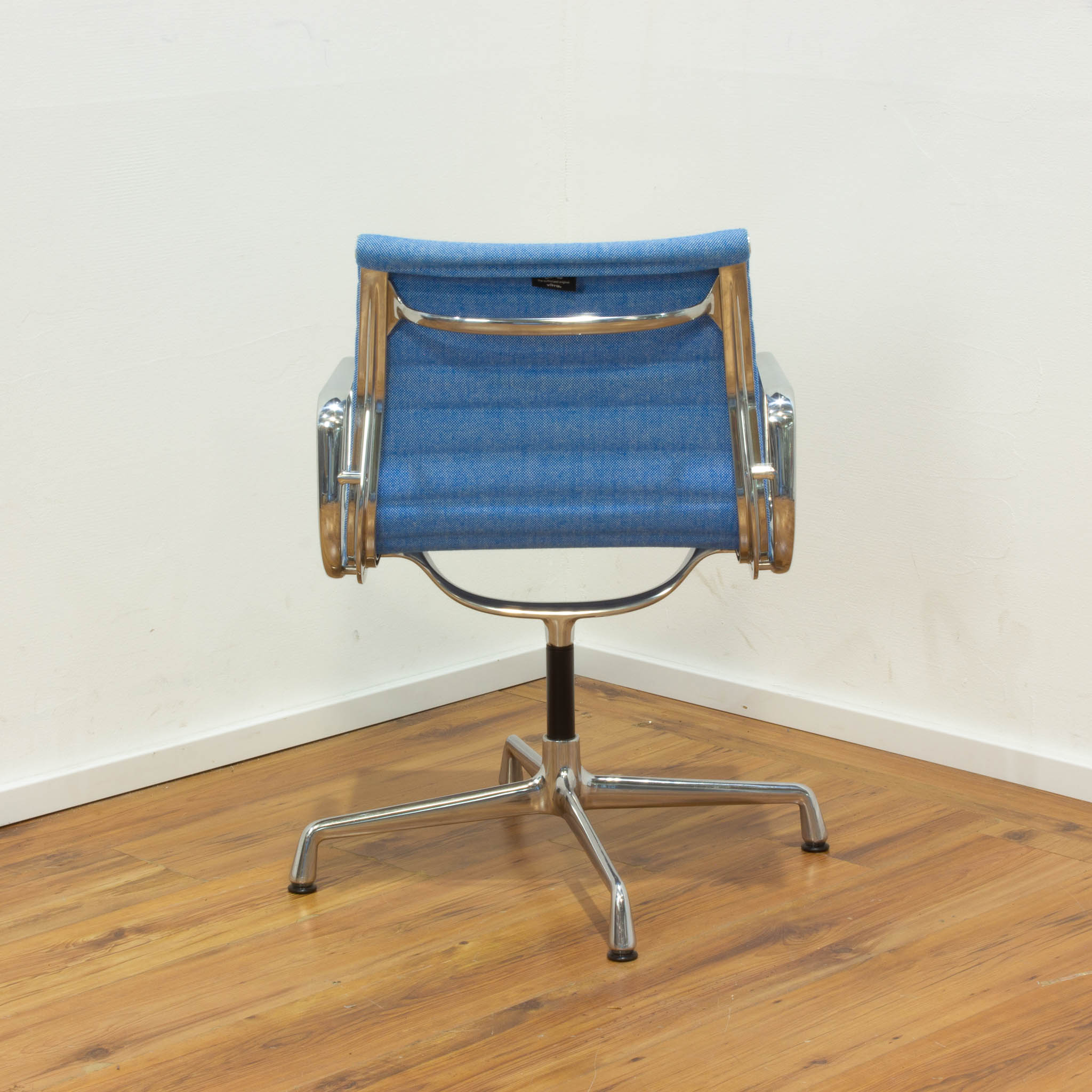 Vitra Eames Alu Chair EA 108 Konferenzstuhl - Hopsak hellblau - mit Armlehnen