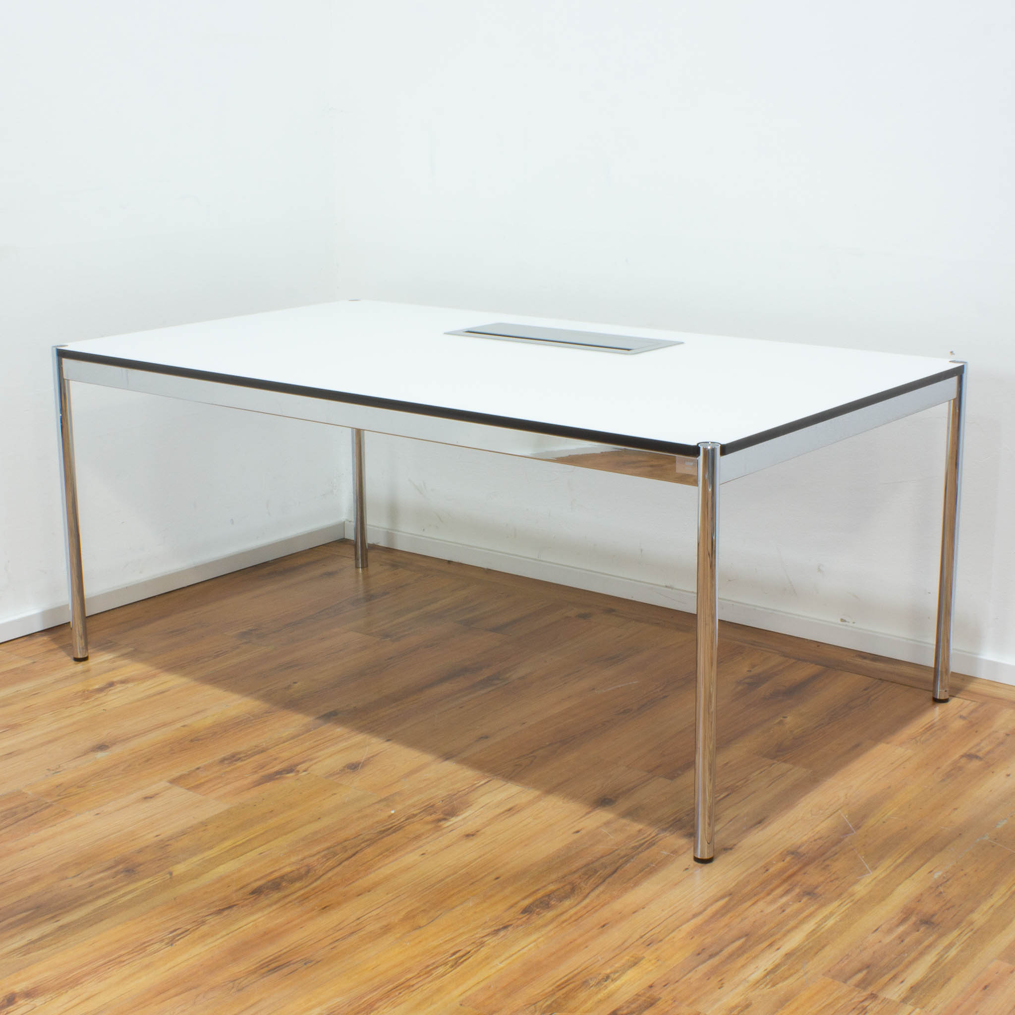 USM Haller Schreibtisch - Tischplatte weiß mit - Netzwerkport - gebraucht - 175 x 100 cm 