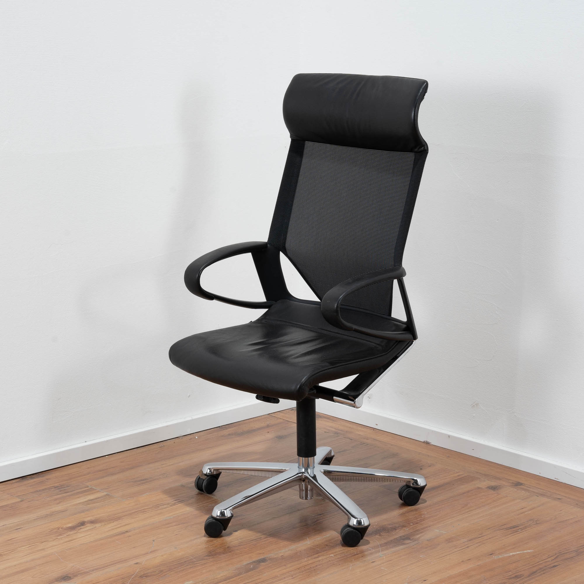 Wilkhahn "Modus" Bürodrehstuhl mit Netzrücken - Leder schwarz - Chromgestell