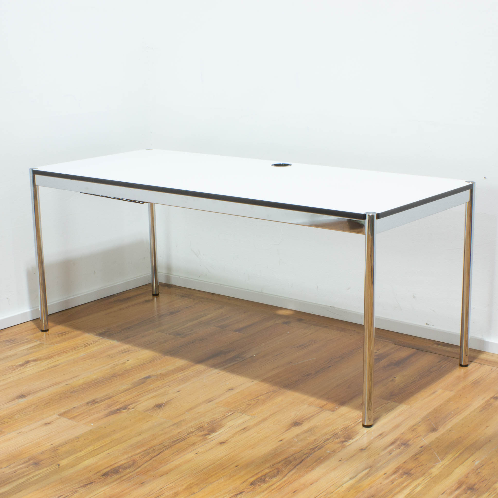 USM Haller Schreibtisch - Tischplatte weiß mit Kabelauslass - gebraucht - 175 x 75 cm 