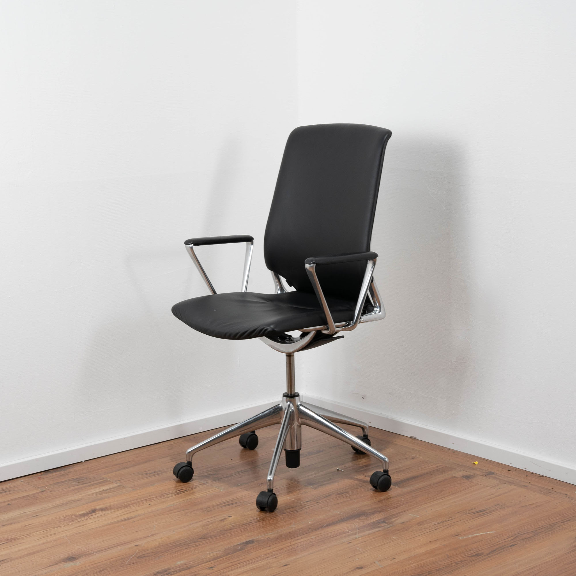 Vitra "Meda Chair" Bürodrehstuhl Leder schwarz - einstellbare Rückenlehne - Gestell Chrom - Armlehnen mit Lederauflagen 