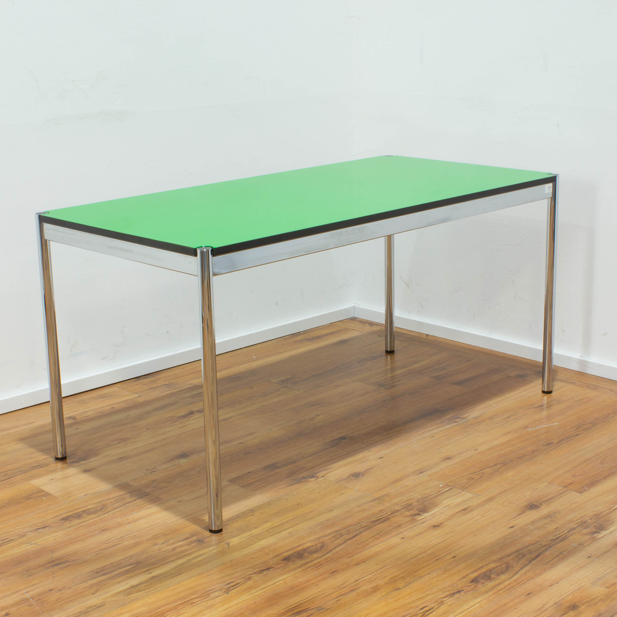 USM Haller Schreibtisch - Tischplatte grün mit schwarzer Umleimung - gebraucht - 150 x 75 cm