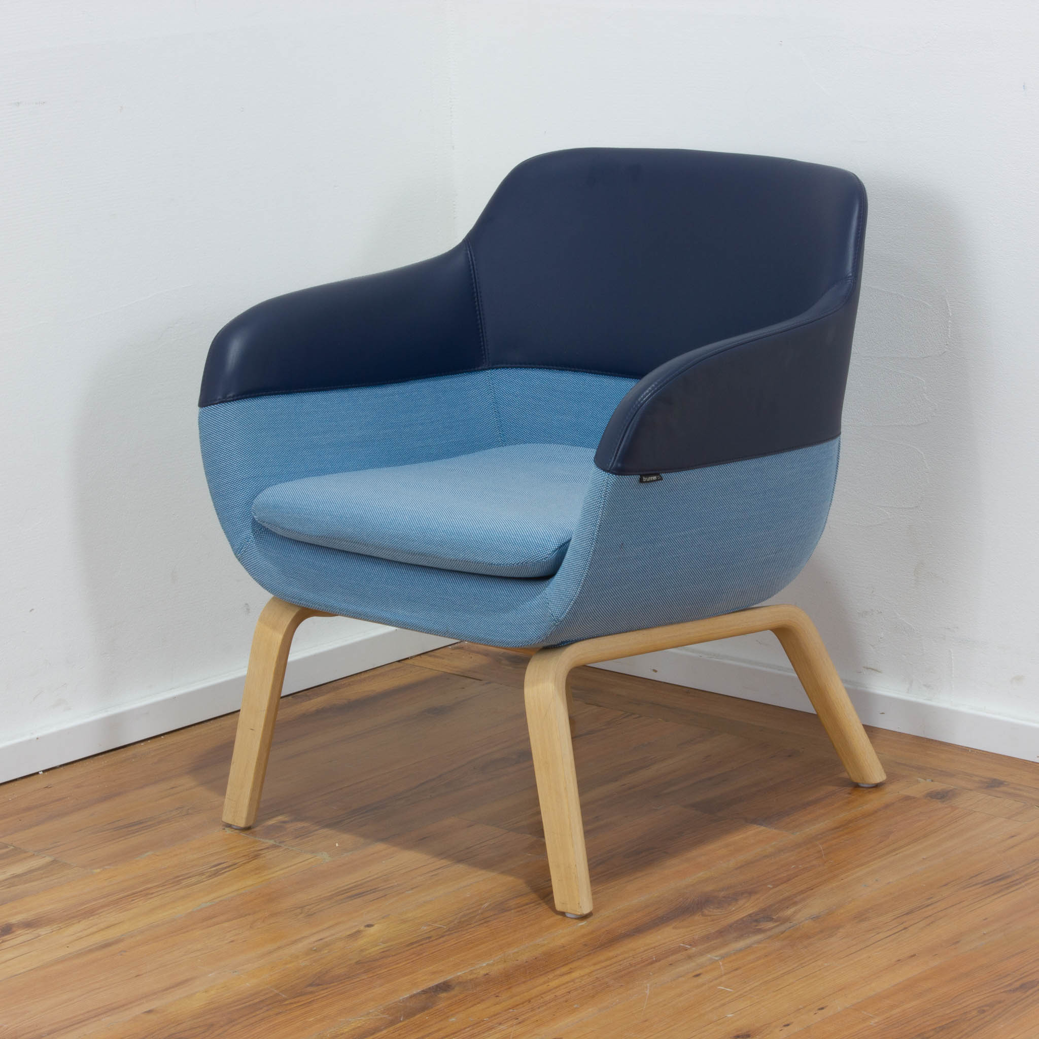 Brunner Crona Lounge Sessel blau mit Buchenholzgestell 