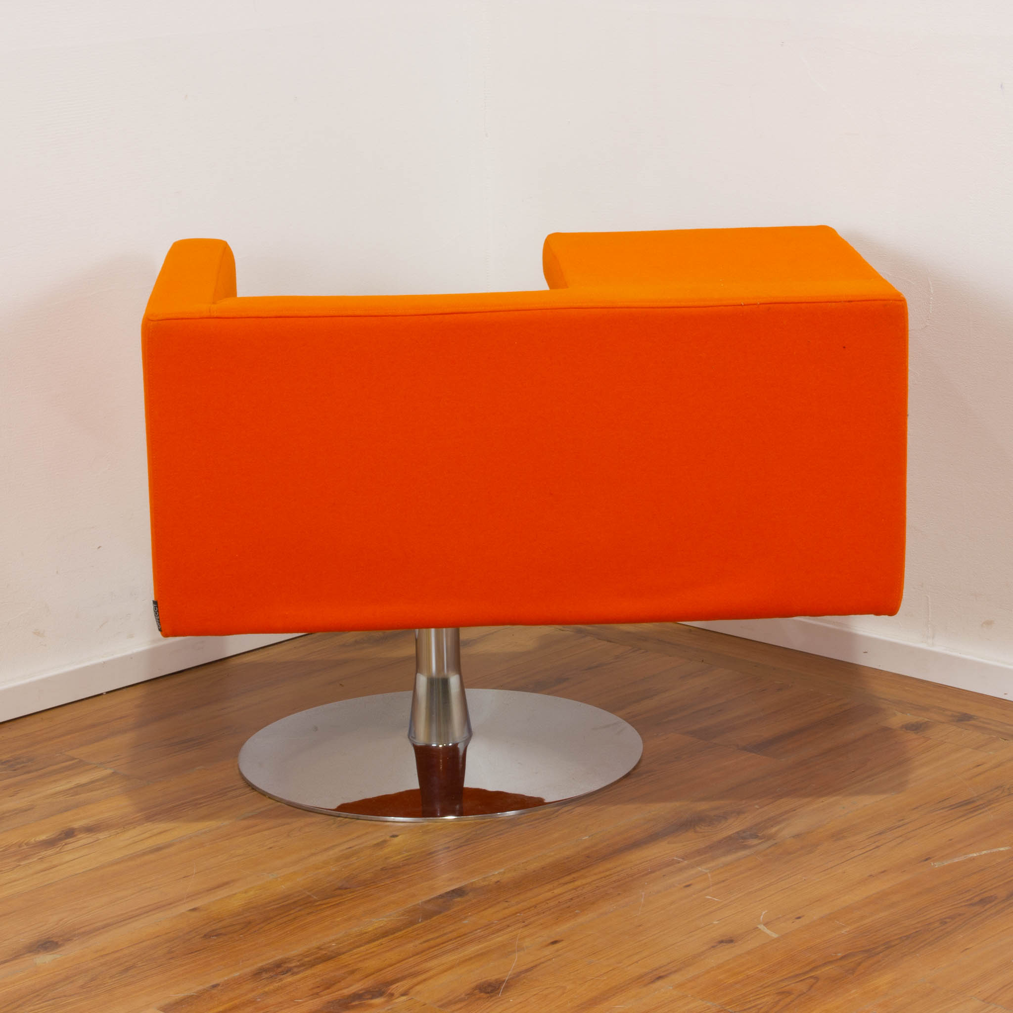 Offecct Solitaire Sessel+Tisch Kombination - Filz orange - Tellerfußgestell chrom