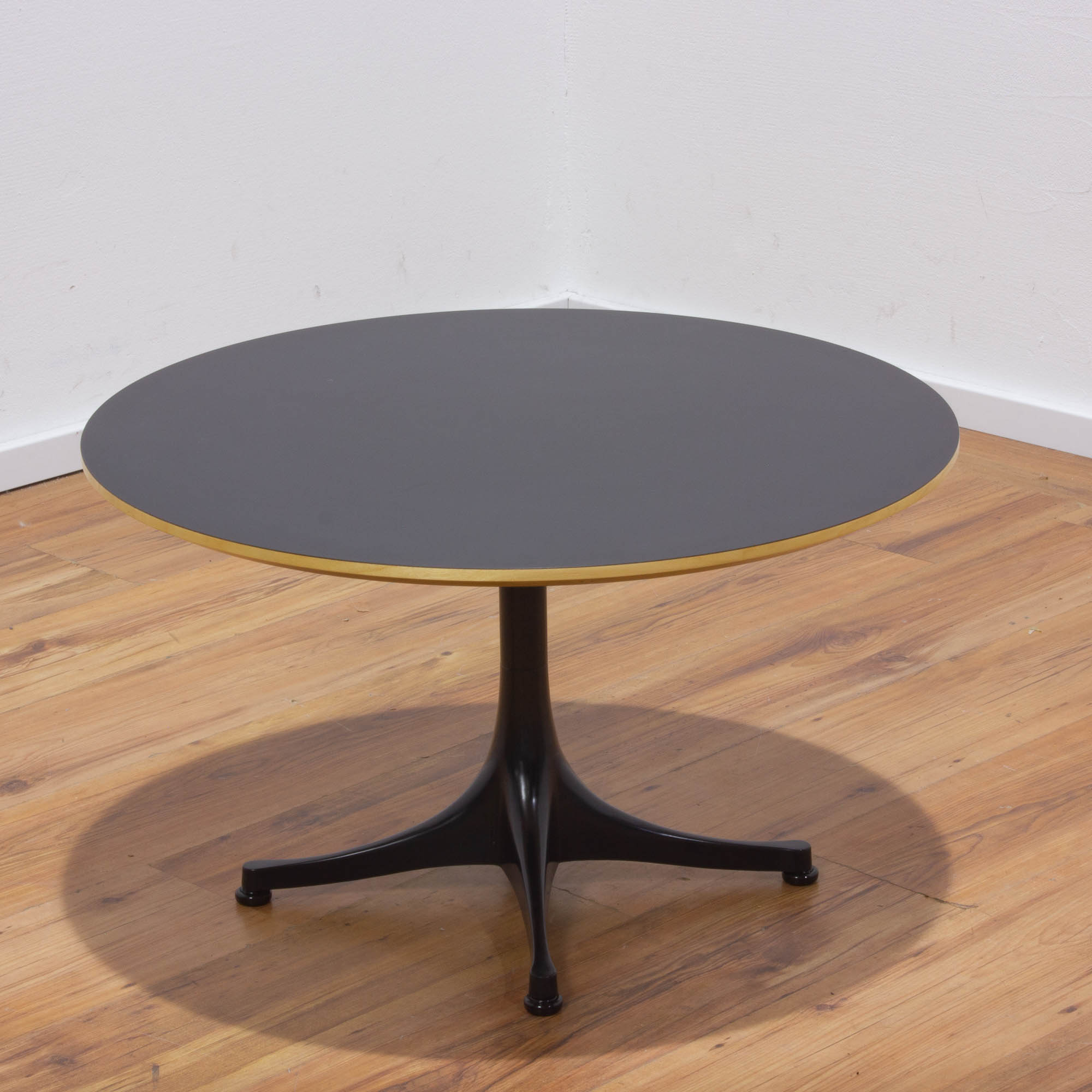 Vitra Nelson Coffe Table Beistelltisch - Platte schwarz Ø70 cm - 4-Sternfuß schwarz