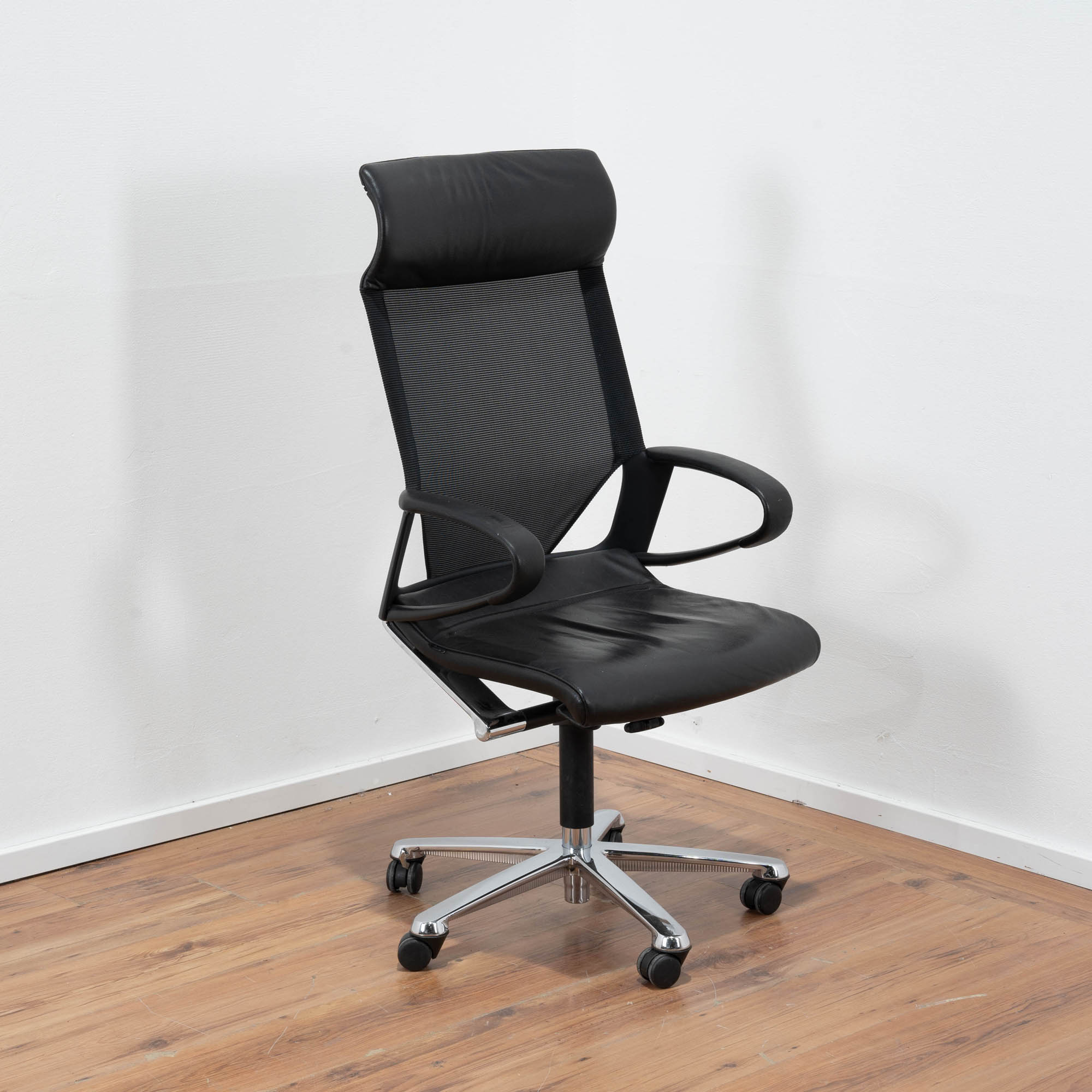 Wilkhahn "Modus" Bürodrehstuhl mit Netzrücken - Leder schwarz - Chromgestell