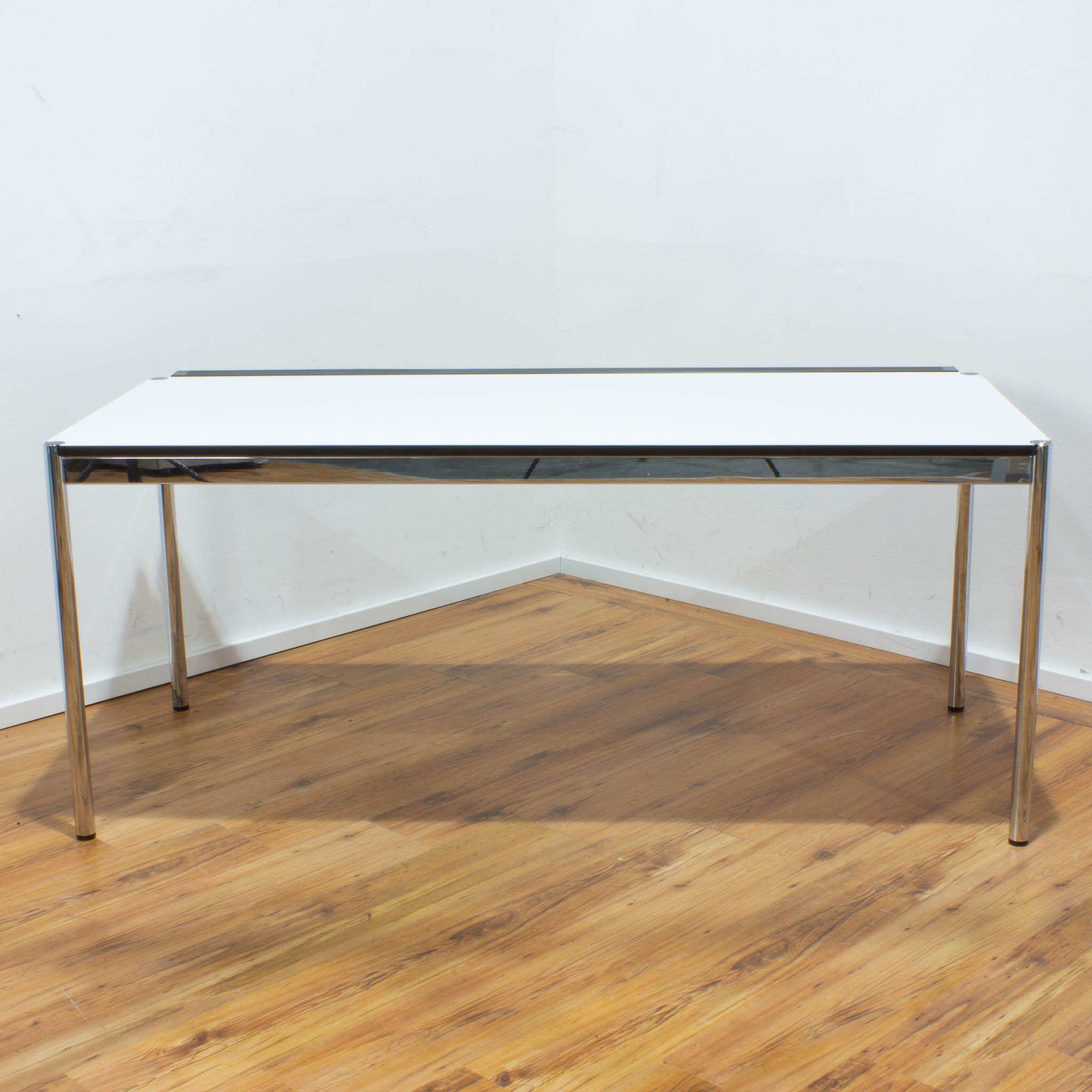 USM Haller Schreibtisch - Tischplatte weiß mit Kabalkanal an der Seite - gebraucht - 175 x 75 cm 
