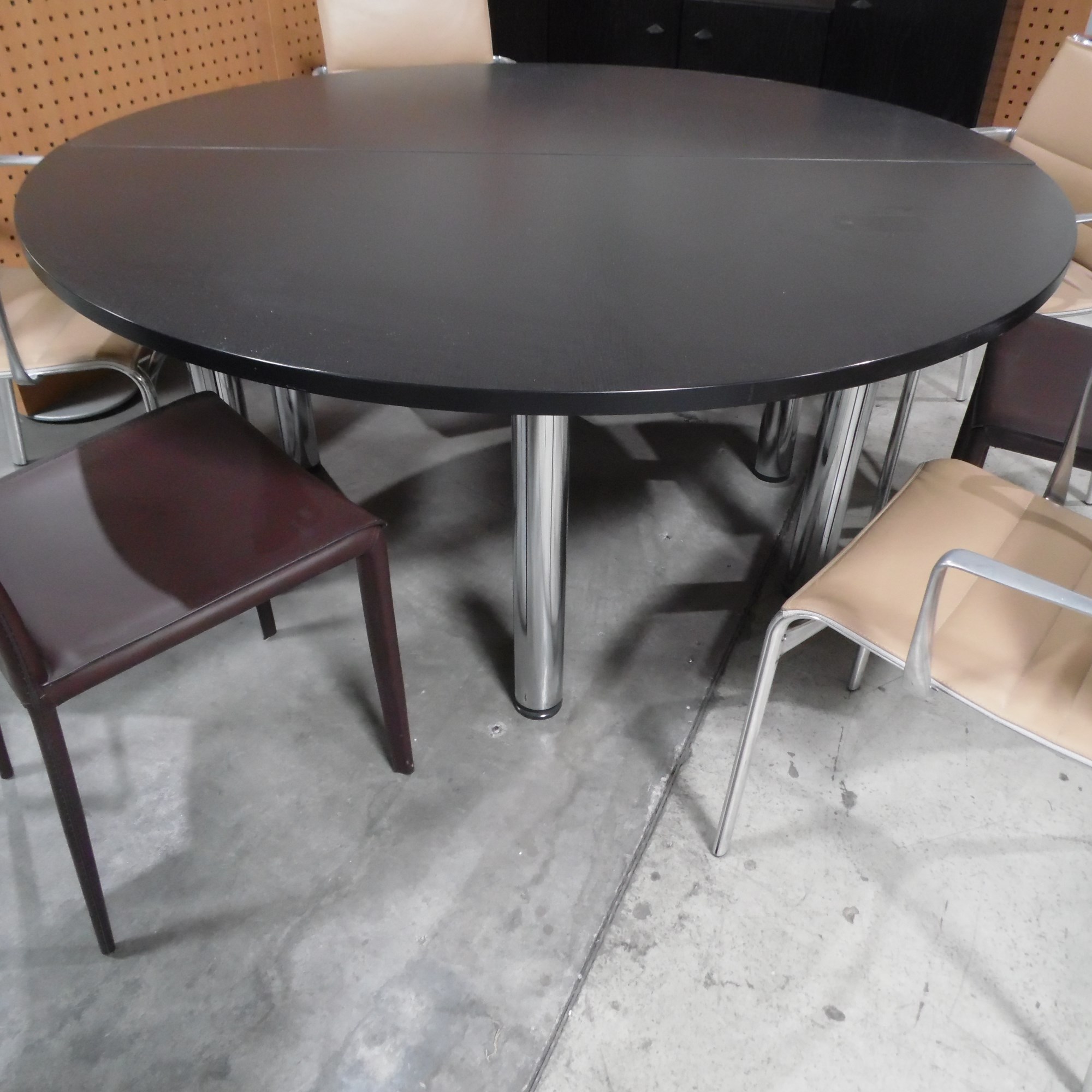 Konferenztisch -  Ø 160 cm  in schwarzer eiche - Gestell chrom
