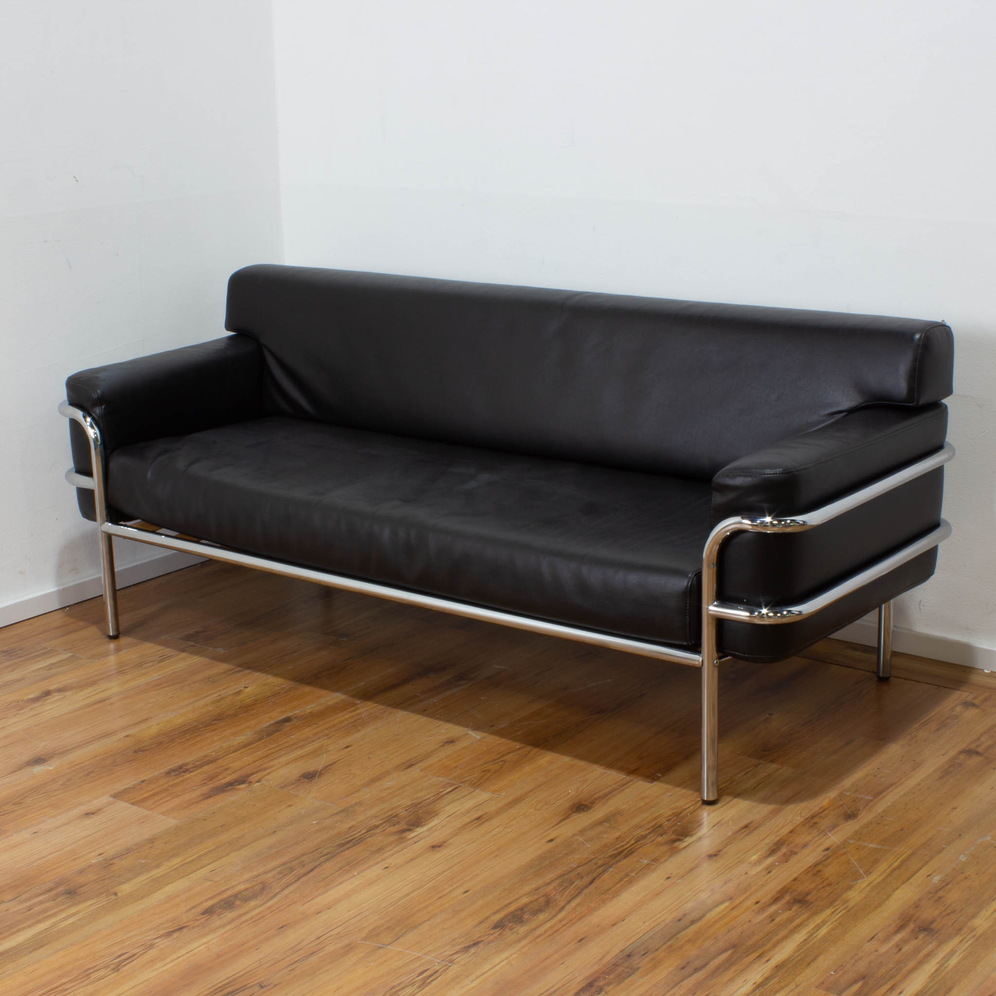 3-Sitzer Couch Leder mit 4-Fuß-Chromgestell 