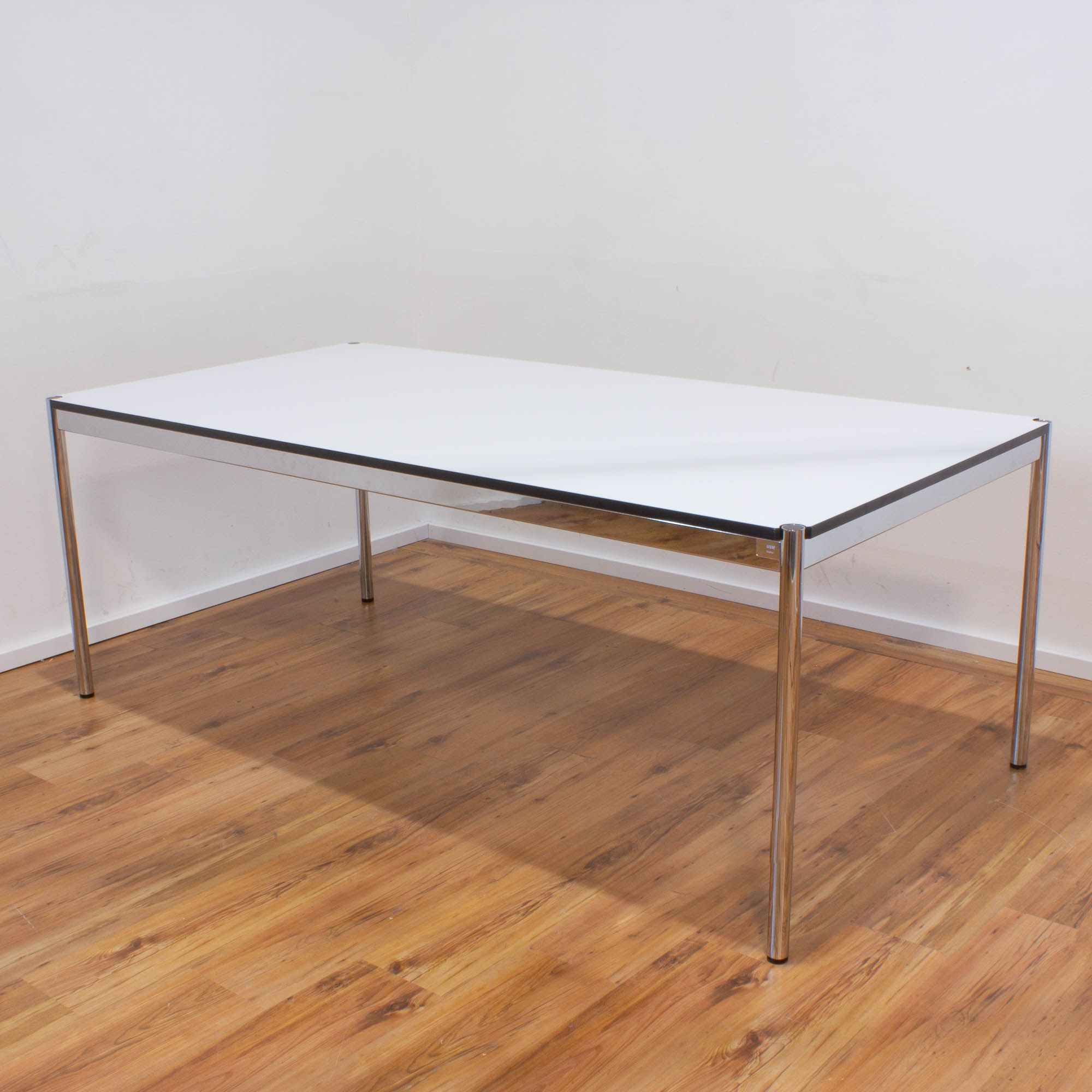 USM Haller Schreibtisch 200 x 100 cm - Tischplatte weiß - Gestell 4-Fuß chrom