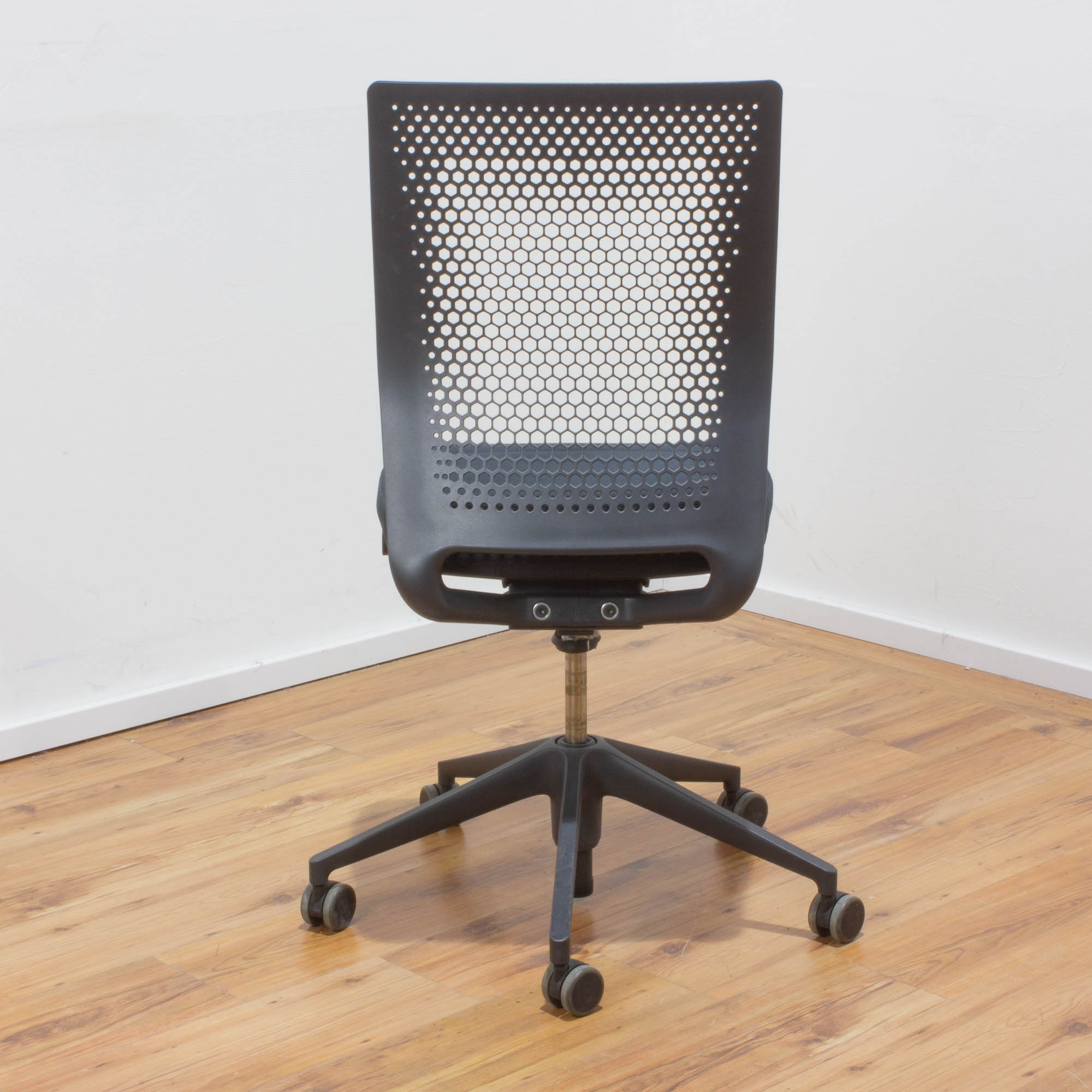 Vitra ID Chair  Bürodrehstuhl Stoff schwarz - Rückenlehne schwarz - ohne Armlehnen