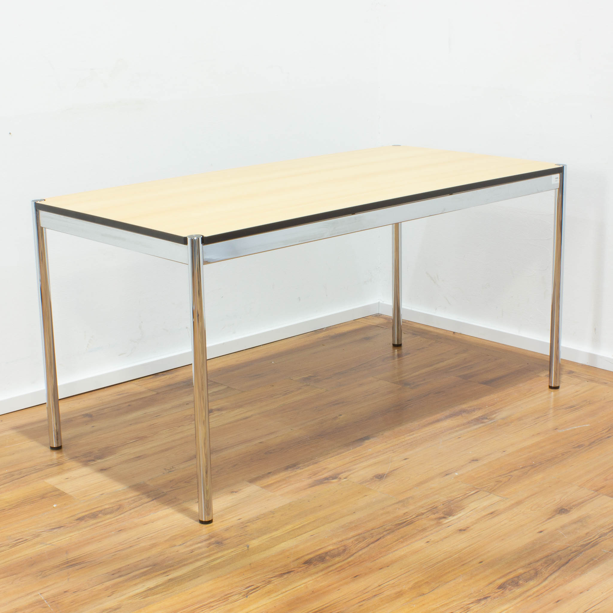 USM Haller Schreibtisch - Tischplatte buche - Umleimung schwarz gebraucht - 150 x 75 cm