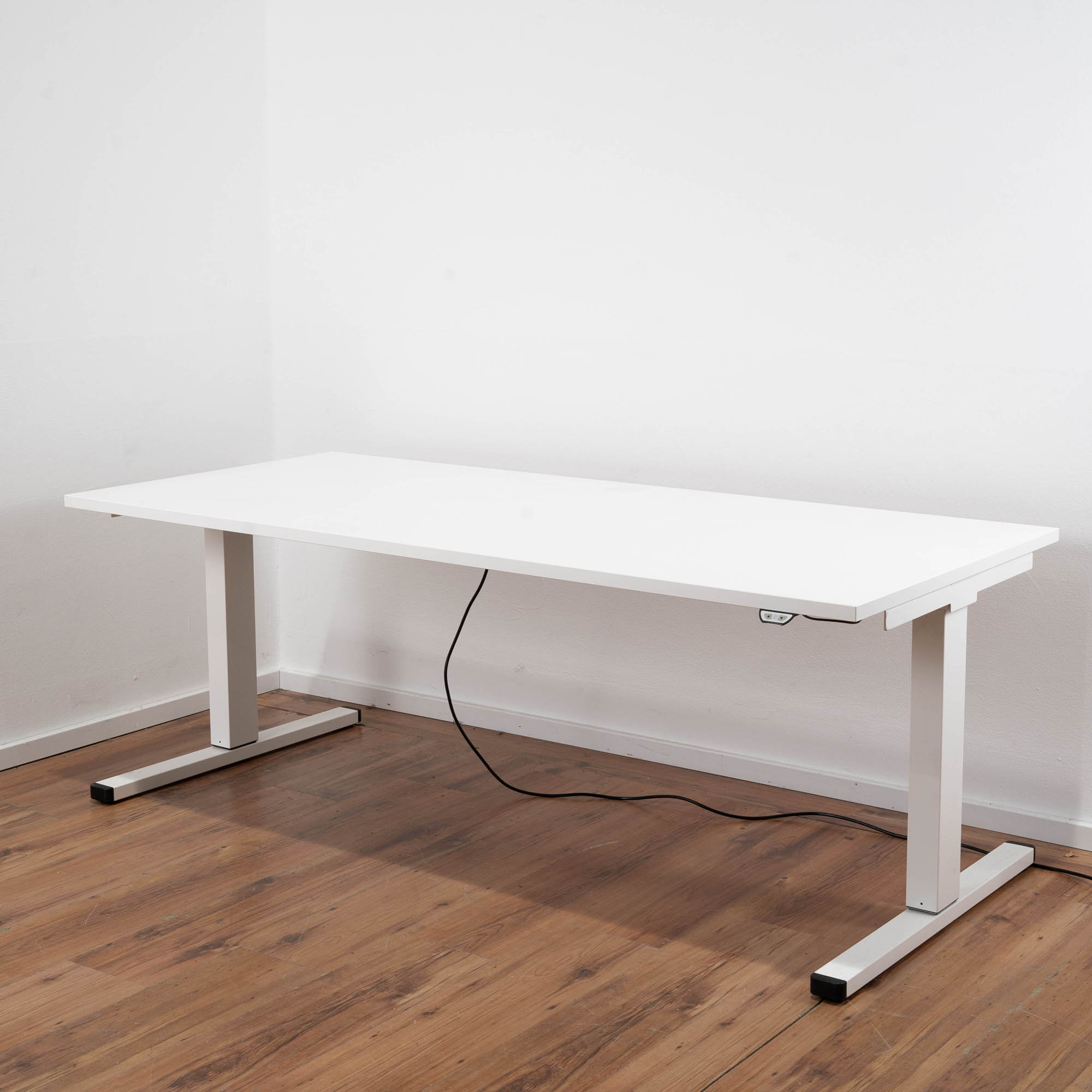 E-Schreibtisch 180 cm x 80 cm - weiß mit Kabelauslass 