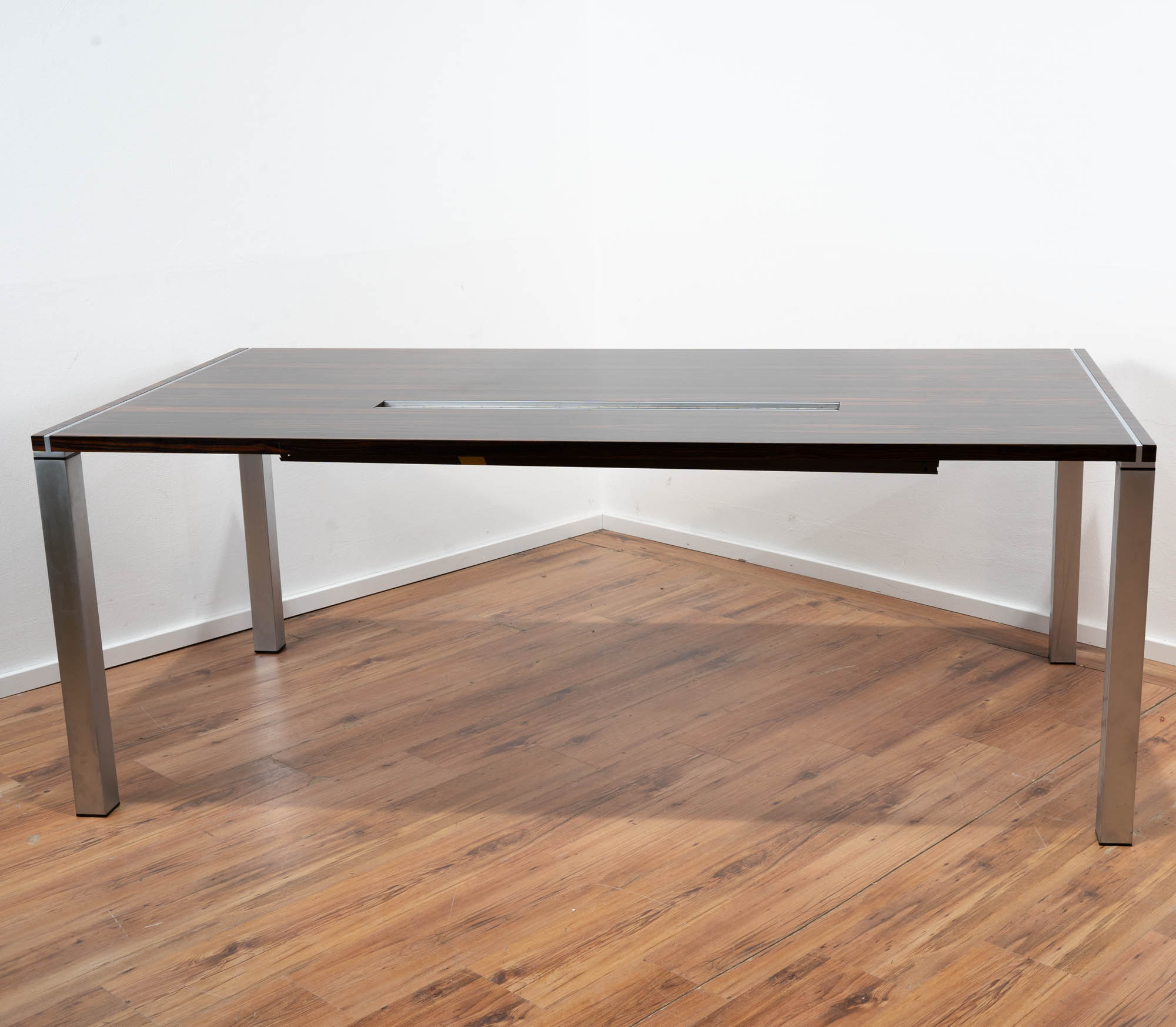 Schreibtisch Eiche dunkel 200 x 100 cm - Aluminium-Gestell Kabelwanne mit breitem Auslass