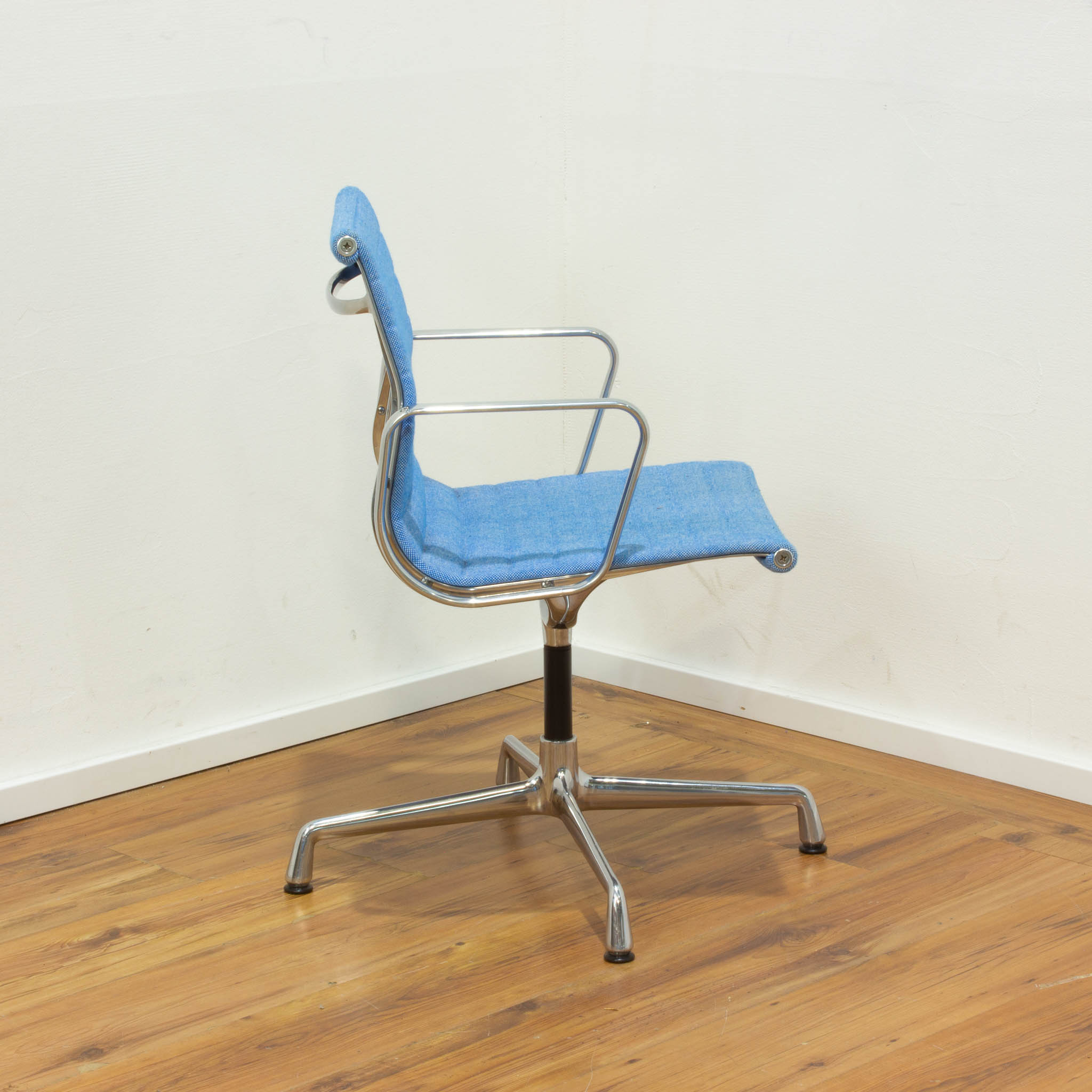 Vitra Eames Alu Chair EA 108 Konferenzstuhl - Hopsak hellblau - mit Armlehnen