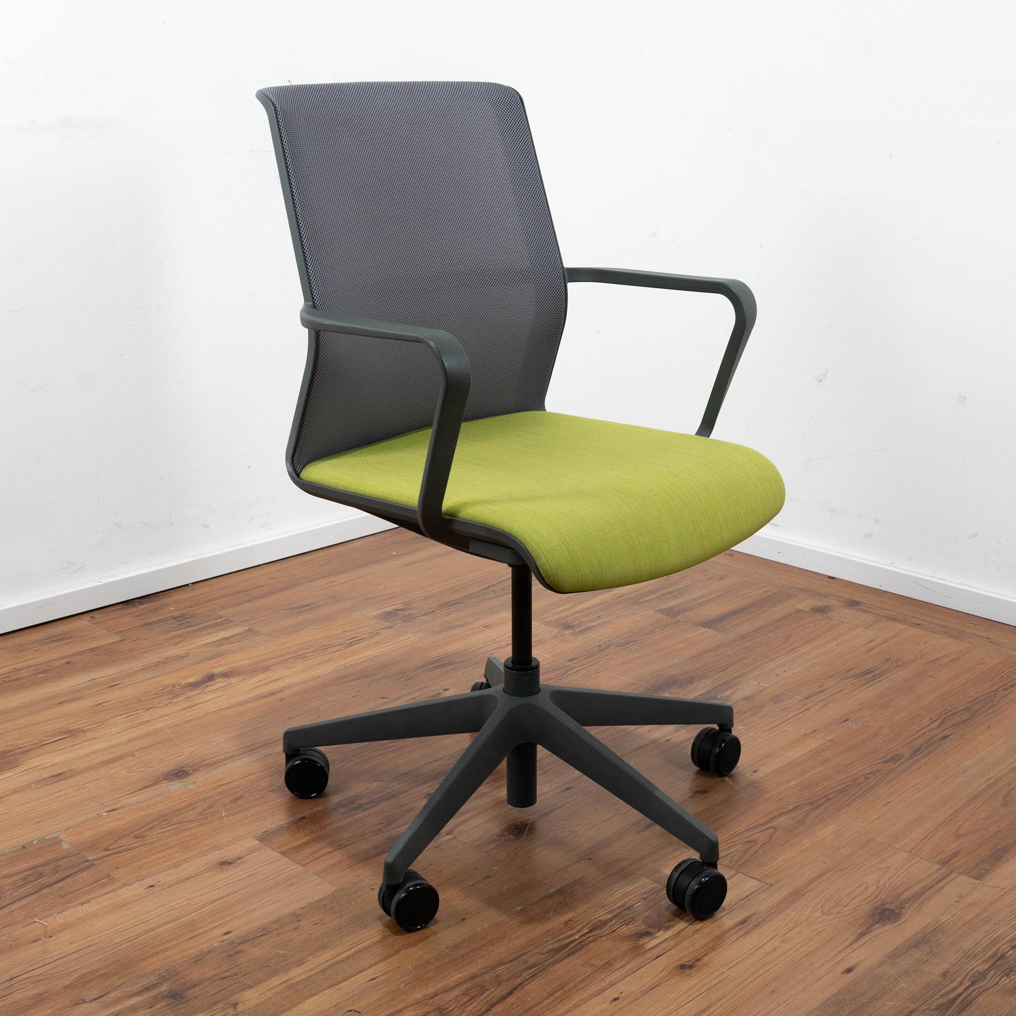 Senator Konferenzstuhl - Bürodrehstuhl - Gestell schwarz - Sitzpolster grün