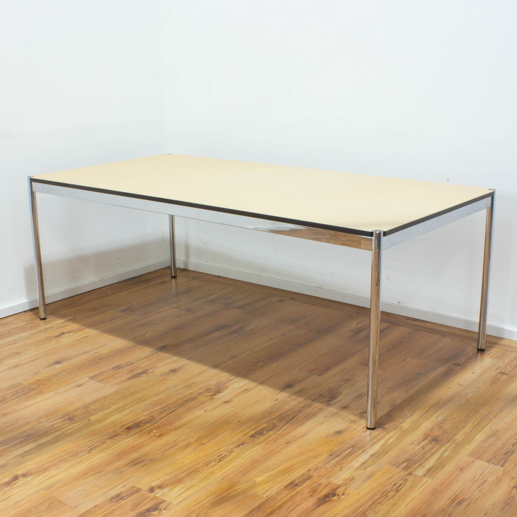 USM Haller Schreibtisch - Tischplatte beige - gebraucht - 200 x 100 cm