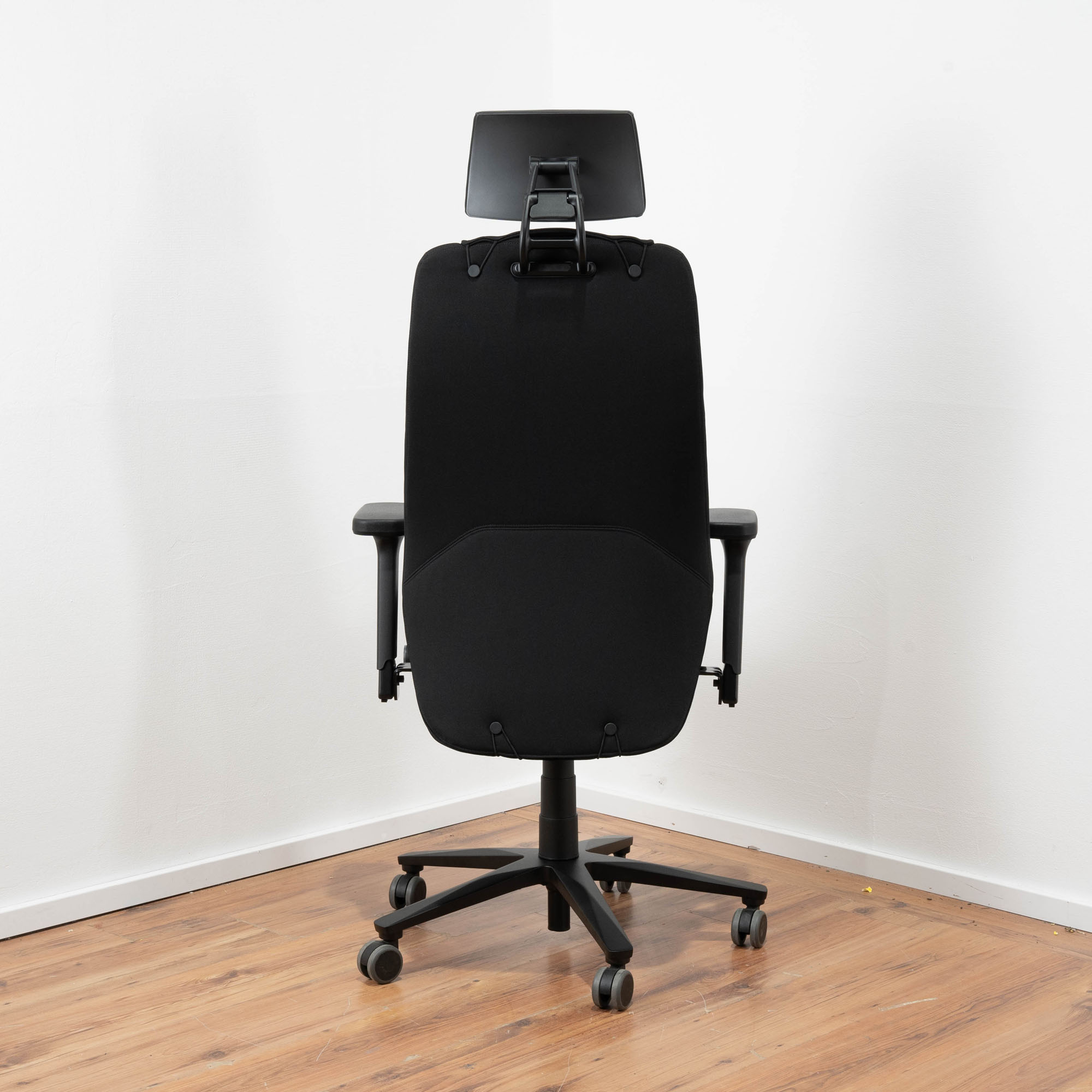 NEUWARE: Interstuhl "TwentyFour IS 5" Bürodrehstuhl mit Kopfstütze - Stoff schwarz mit abnehmbarem Topper - bis 150kg Körpergewicht