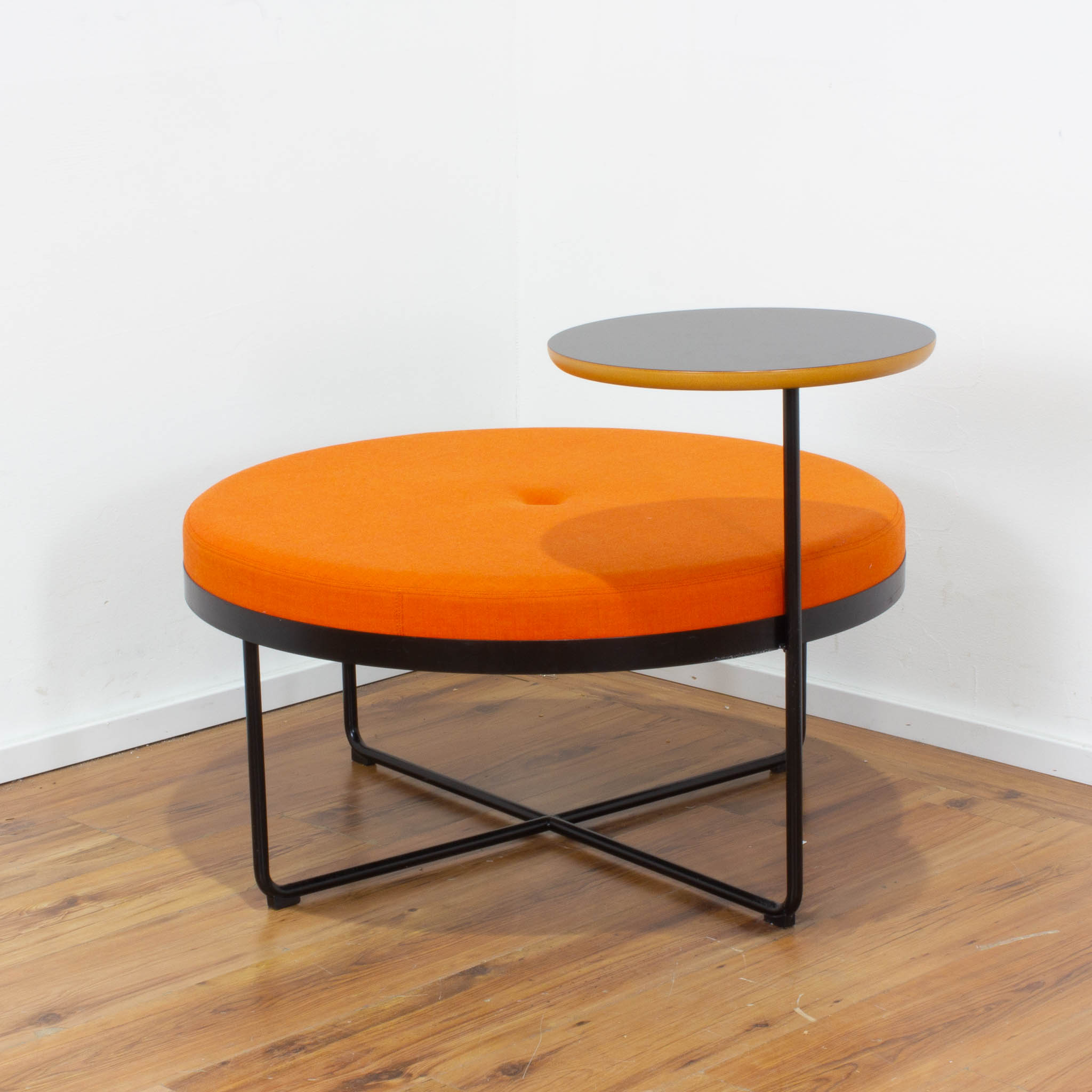 Johanson Design "Shima" Hocker mit einem Tisch - ø 90 cm - orange