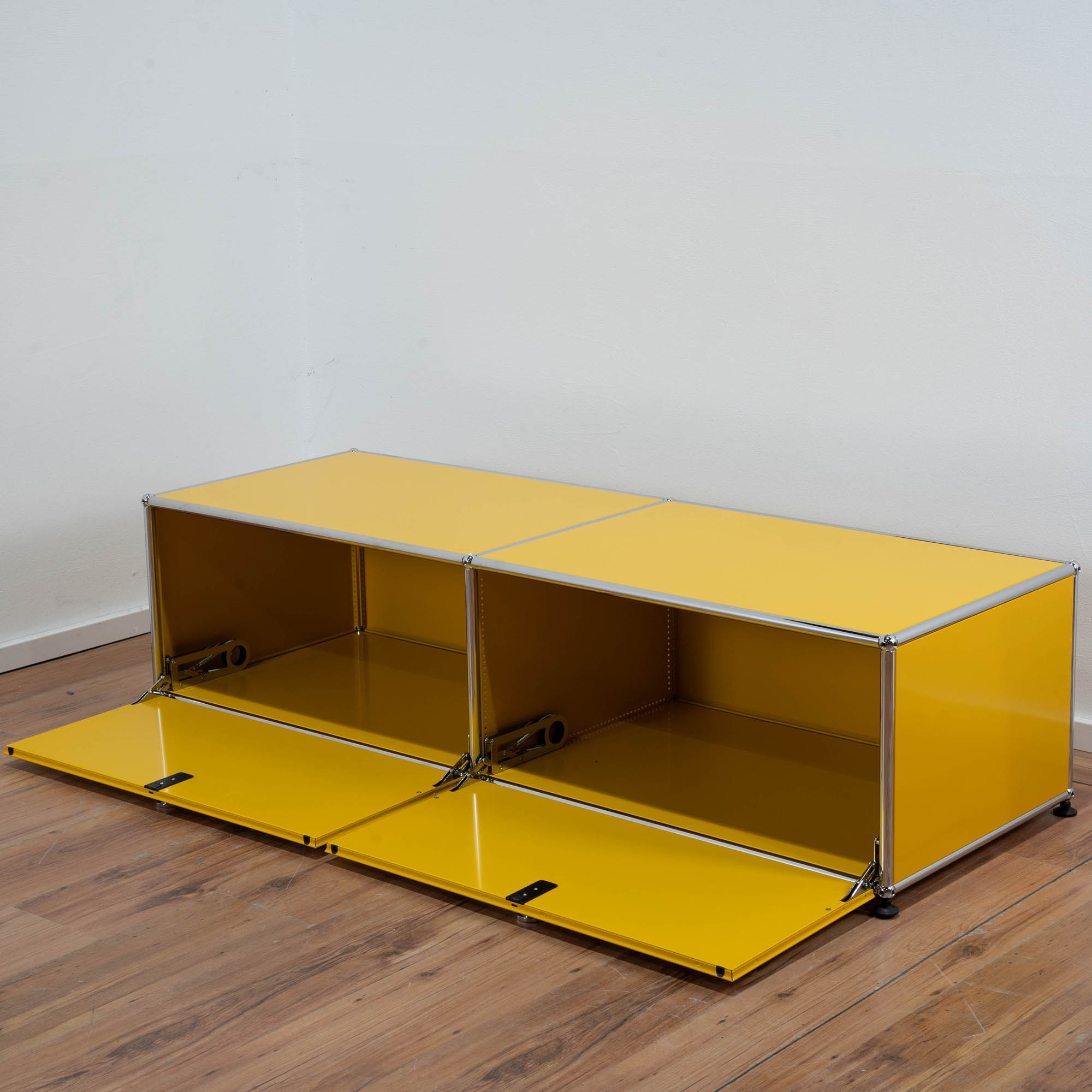 USM Haller Sideboard gelb - 2 Klappen - Maße: 152 x 40 x 50 cm