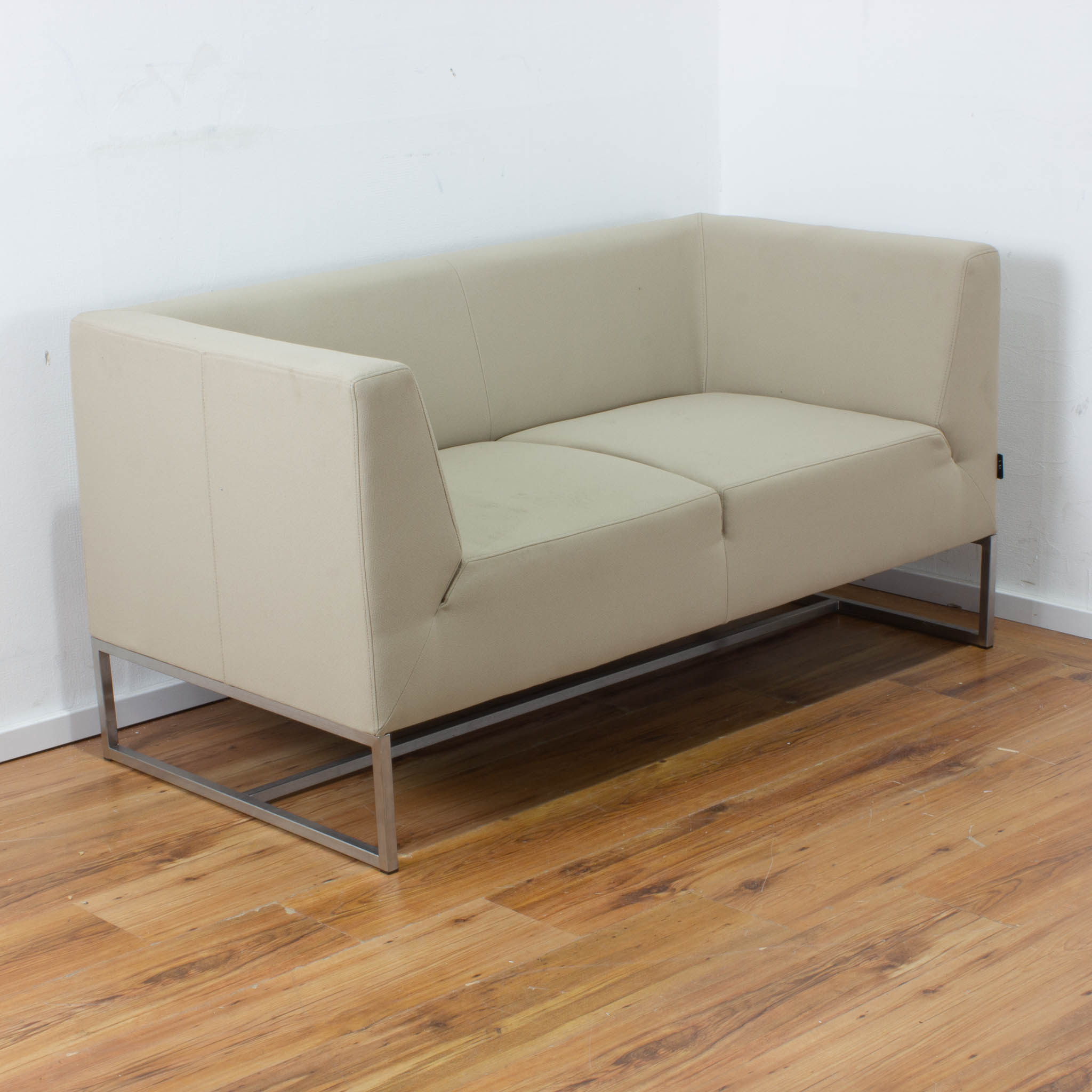SMV 2-Sitzer Sofa - Stoff-Bezug beige mit Edelstahlgestell