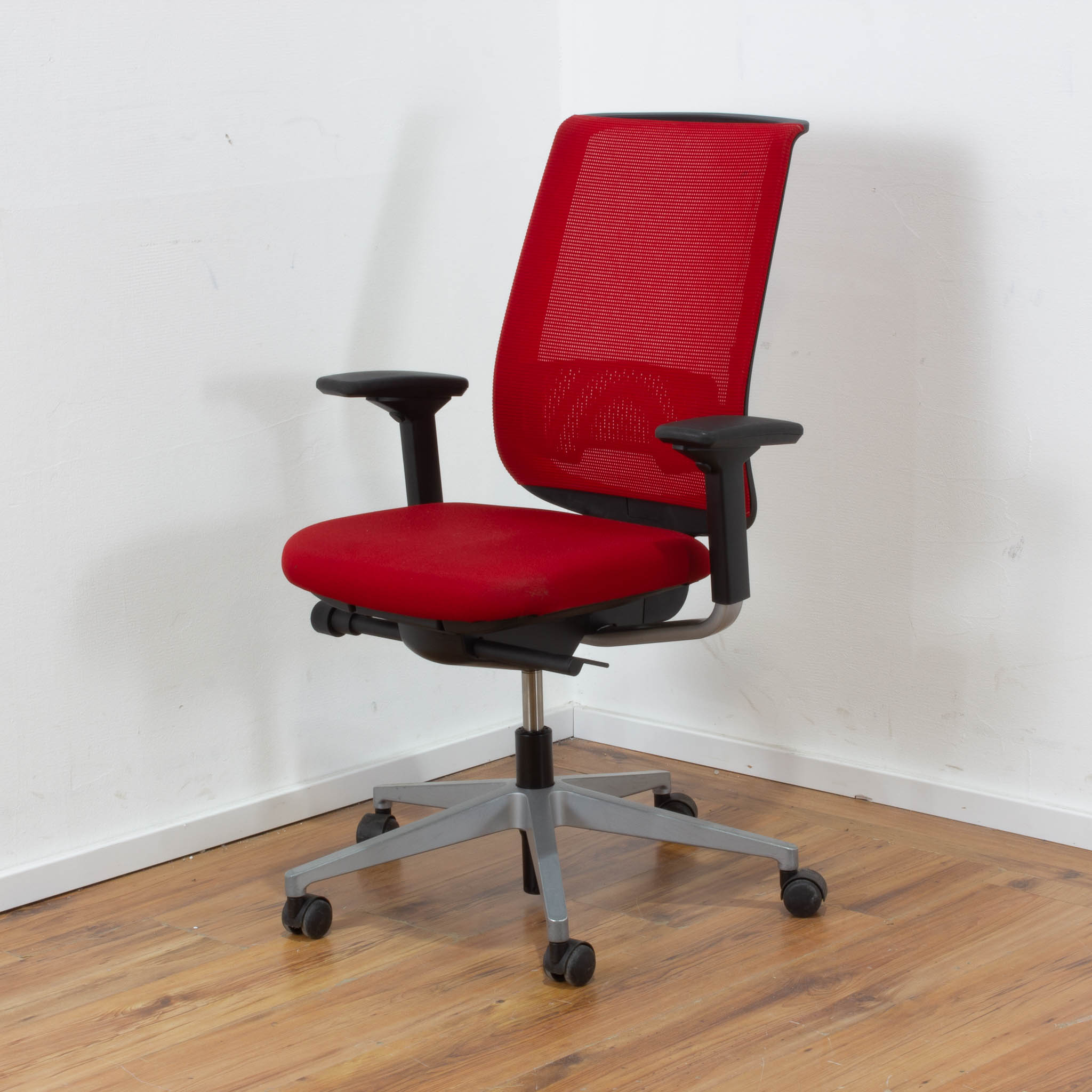 Steelcase Bürodrehstuhl rot mit Netz-Rückenlehne - 5-Sternfußgestell silber