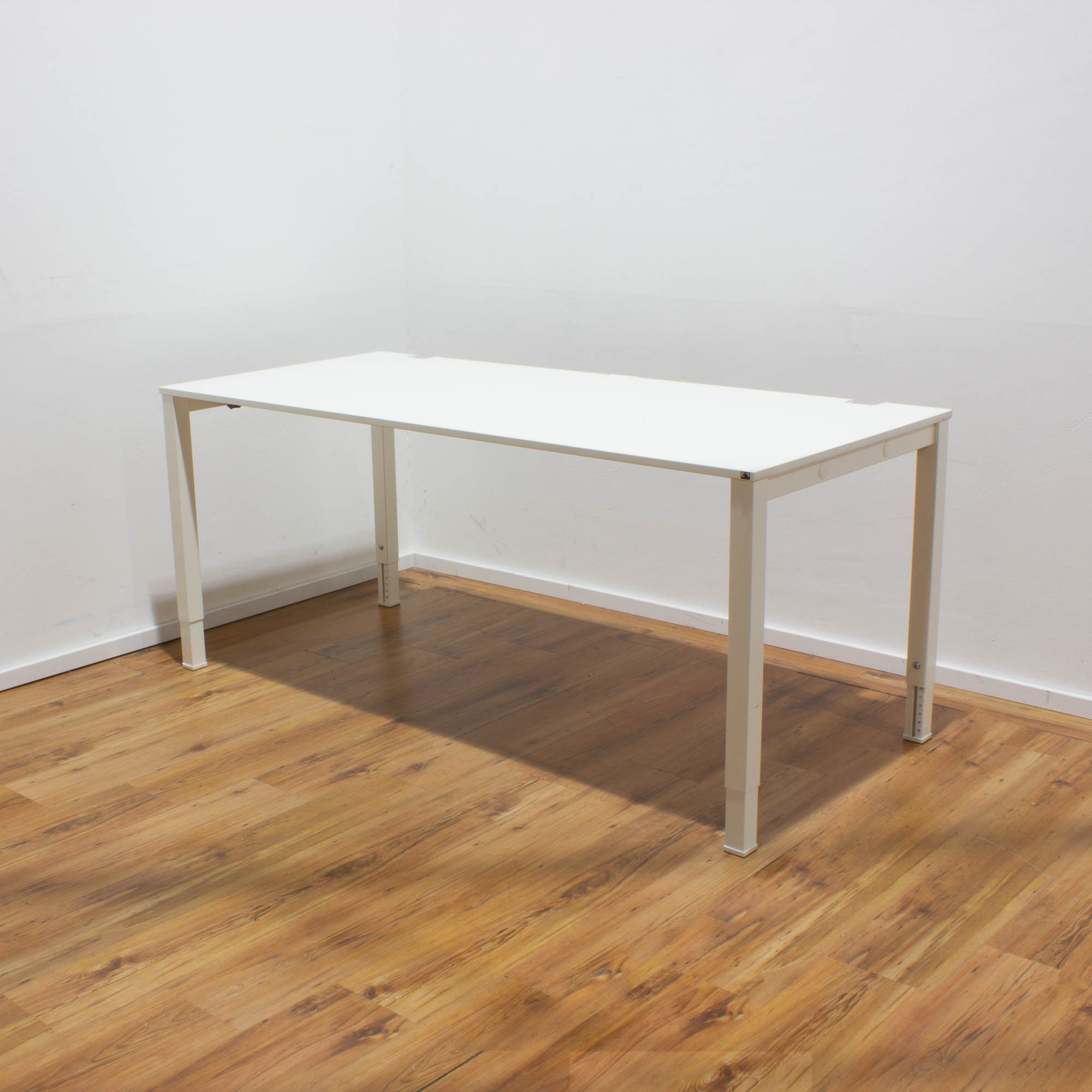 König & Neurath Schreibtisch weiß - 180x80cm - 4-Fußgestell weiß