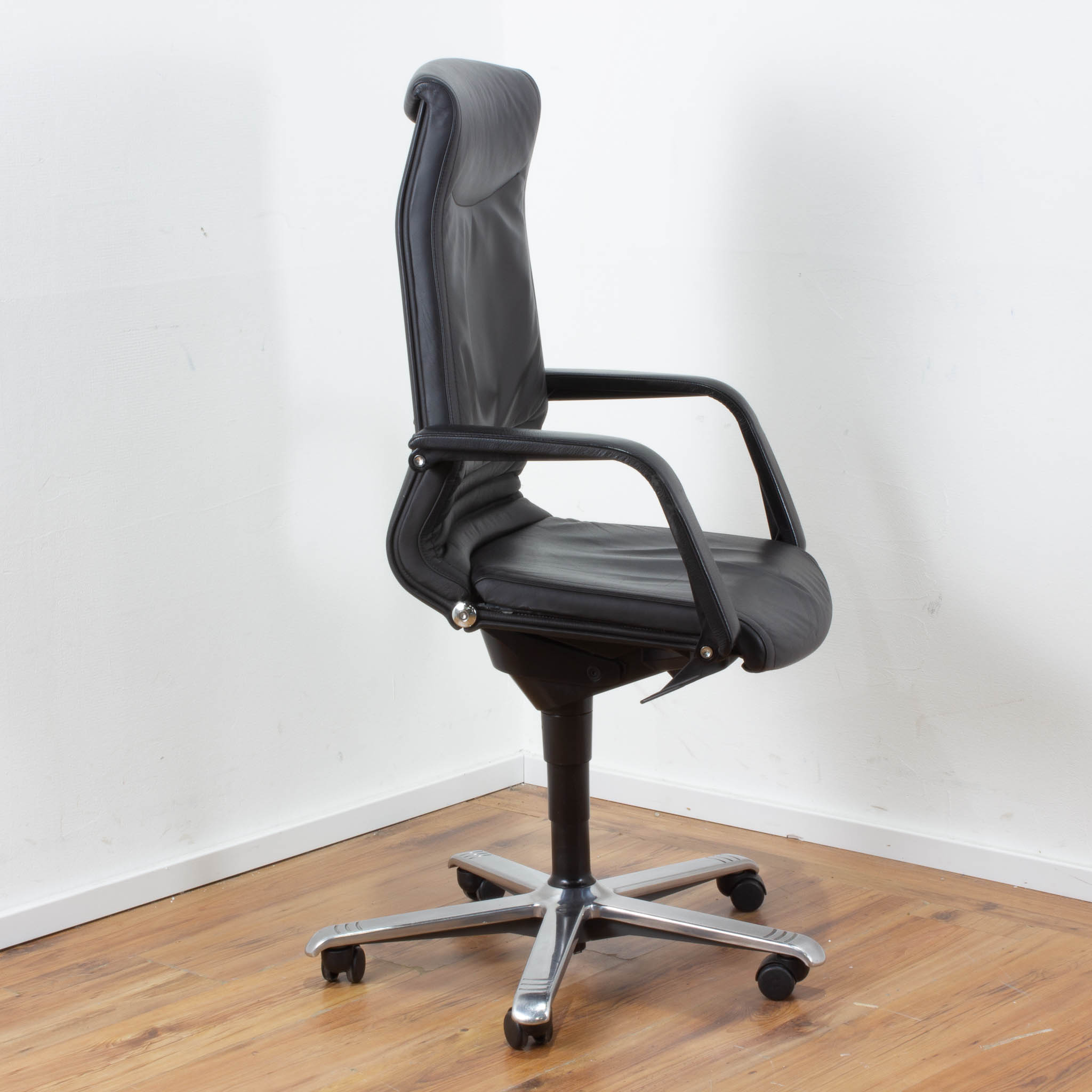 Girsberger "Trilax" Bürodrehstuhl Leder schwarz mit integrierter Kopfstütze - Armlehnen - Aluminiumgestell
